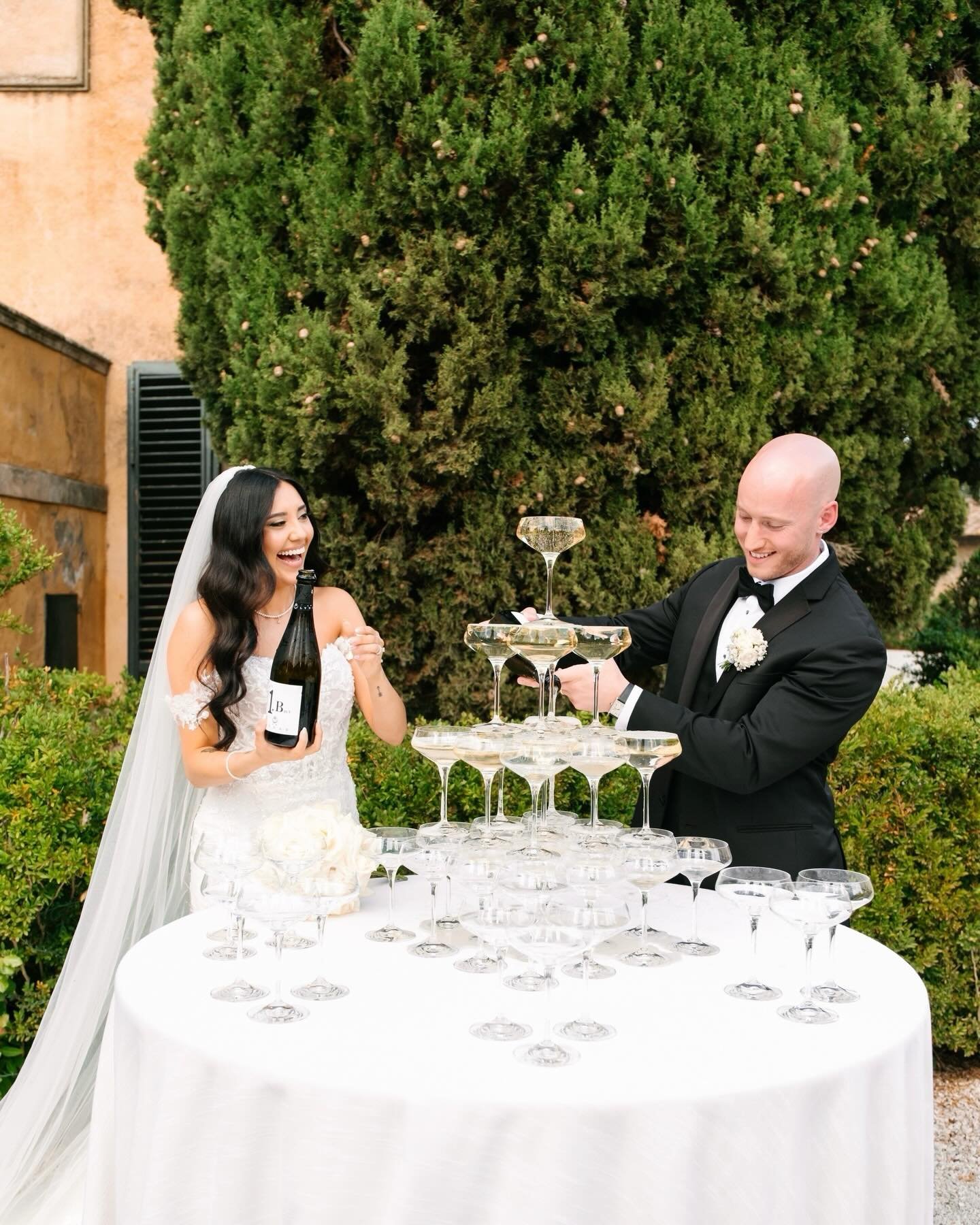 Champagne tower moment, done right. With @villa_di_ulignano as the perfect backdrop.

 

WP and design: @bottegadamore 
Wedding venue: @villa_di_ulignano 
Photo: @landvphotography
Catering: @rolands_florence 
Flowers: @flowersliving 
Music: @whiteban
