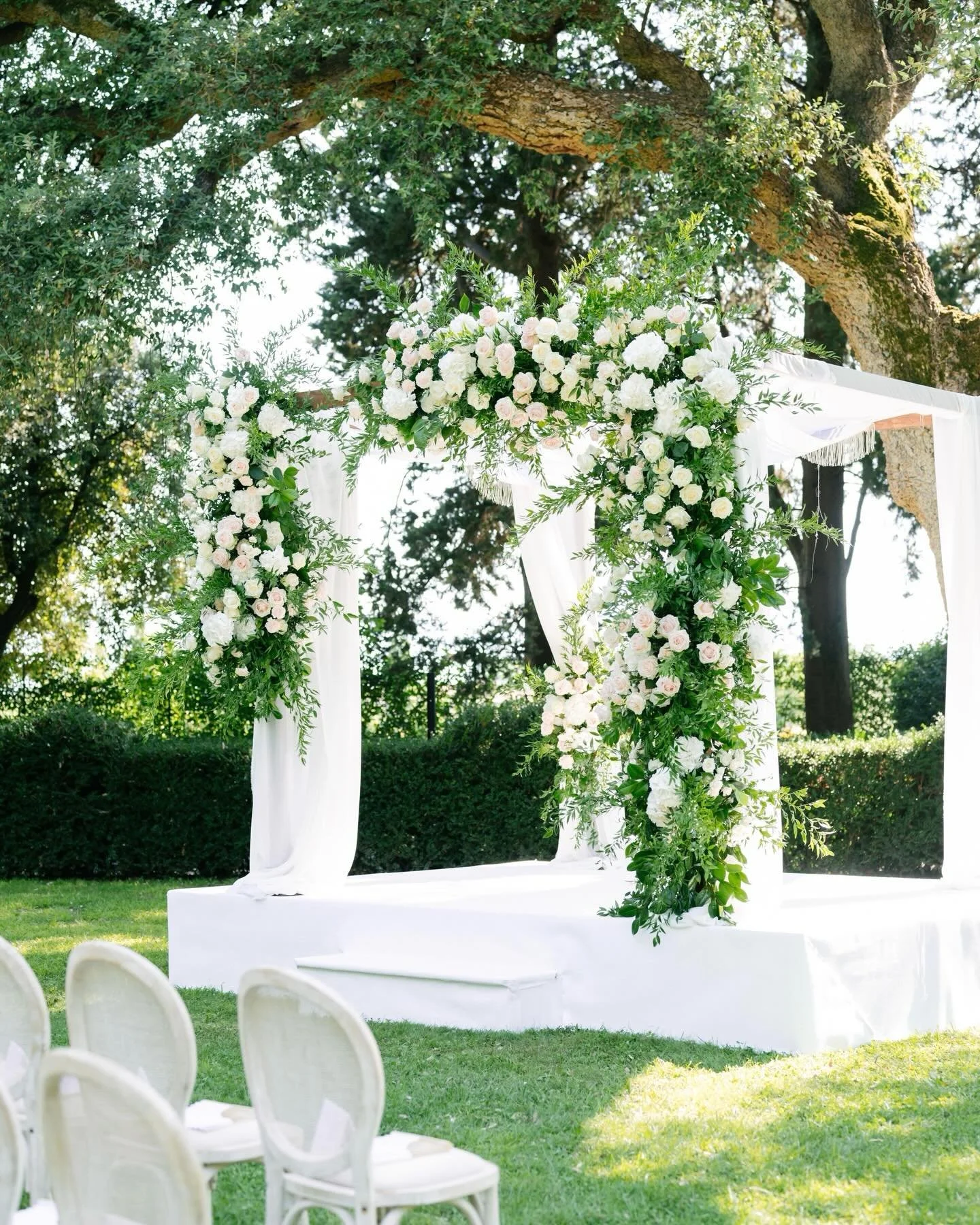 Under a canopy of blooms, they said &ldquo;I do.&rdquo;
A lush floral chuppah set in the Tuscan villa&rsquo;s garden, effortlessly romantic, deeply rooted in tradition, and undeniably chic.

Featured on @wezoree 

Planning &amp; Design: @paolocicogna