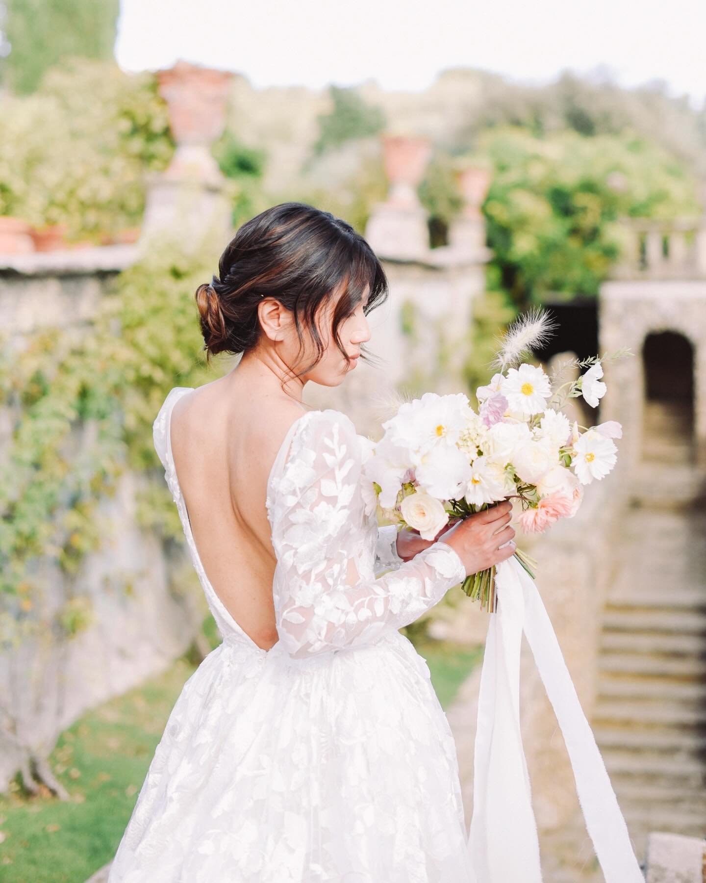Vivian at @villagamberaia 

Wp: @sposiamovi @italianweddingplanners @jdevents 
Venue: @villagamberaia 
Flowers: @puscinaflowers 
Dress: @heracouture 
Rings: @tiffanyandco 
Shoes: @jimmychoo 

#luxuryweddingplanner #luxuryweddingphotographer #destinat