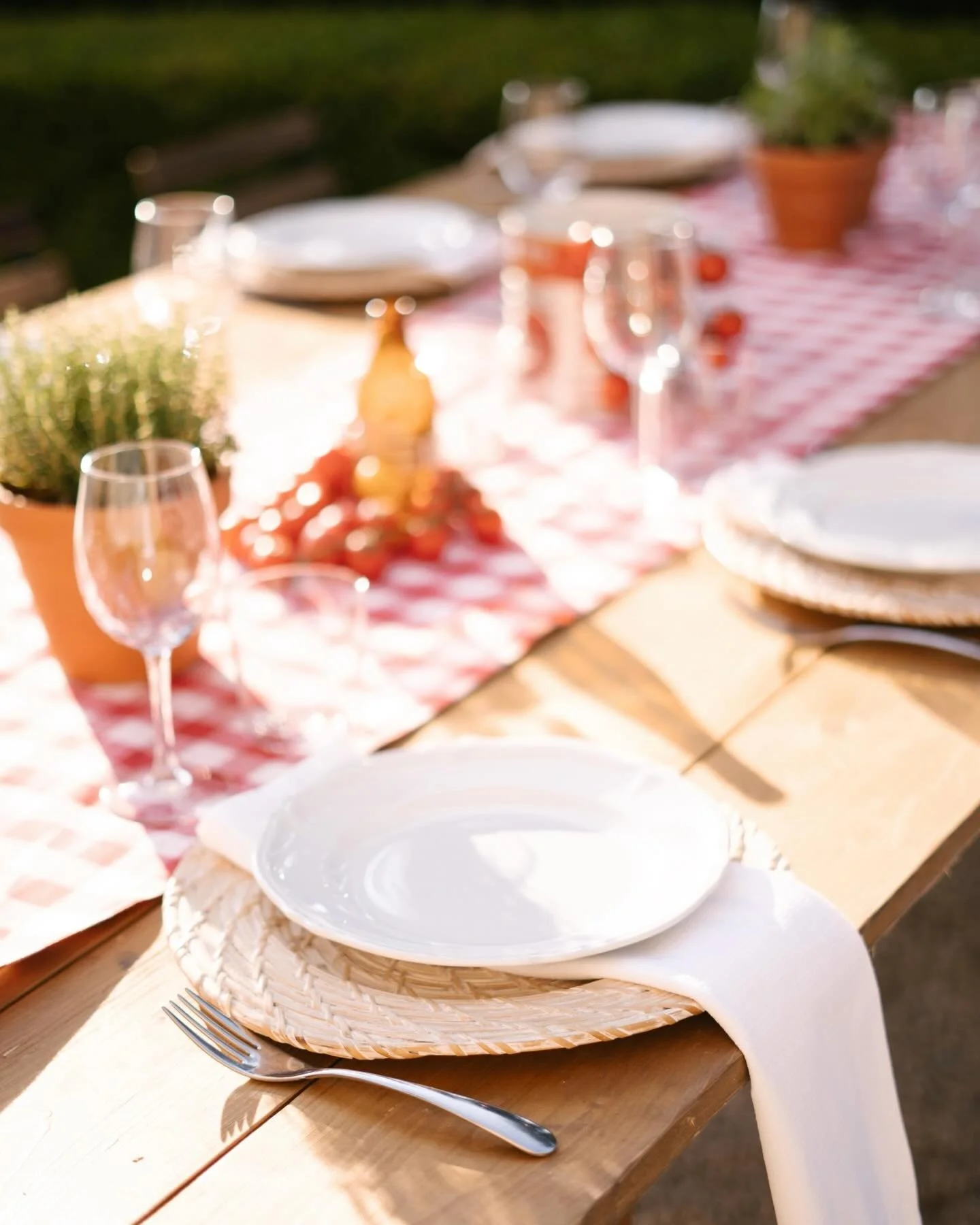 Checkered tables, pizza, gelato carts and a Tuscan courtyard setting the scene

A destination wedding welcome dinner designed to feel relaxed, vibrant and unmistakably Italian. 

Wp: @glameventsintuscany 
Venue: @_borgodicastelvecchio_ 
Flowers: @agr