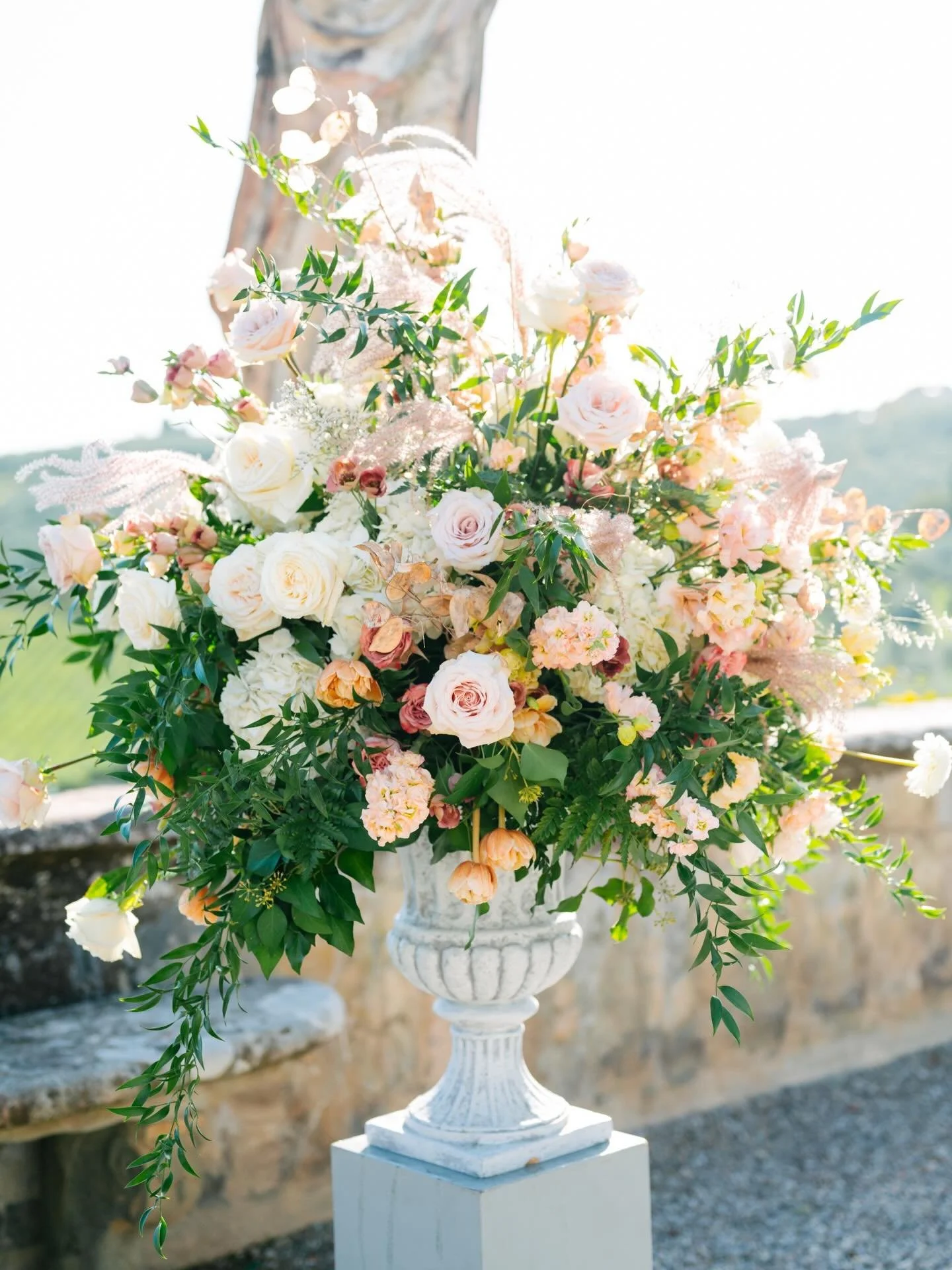 Ceremony goals at @villa_corsini 

Wp: @originaltuscanwedding 
Venue: @villa_corsini 
Flowers: @violamalvadecor 
Catering: @rolands_florence 
Lights: @namida_elegantevents 
Video: @vertigo_tuscany_wedding 
Muah: @pamela_leti 
Live painting: @monja_pa