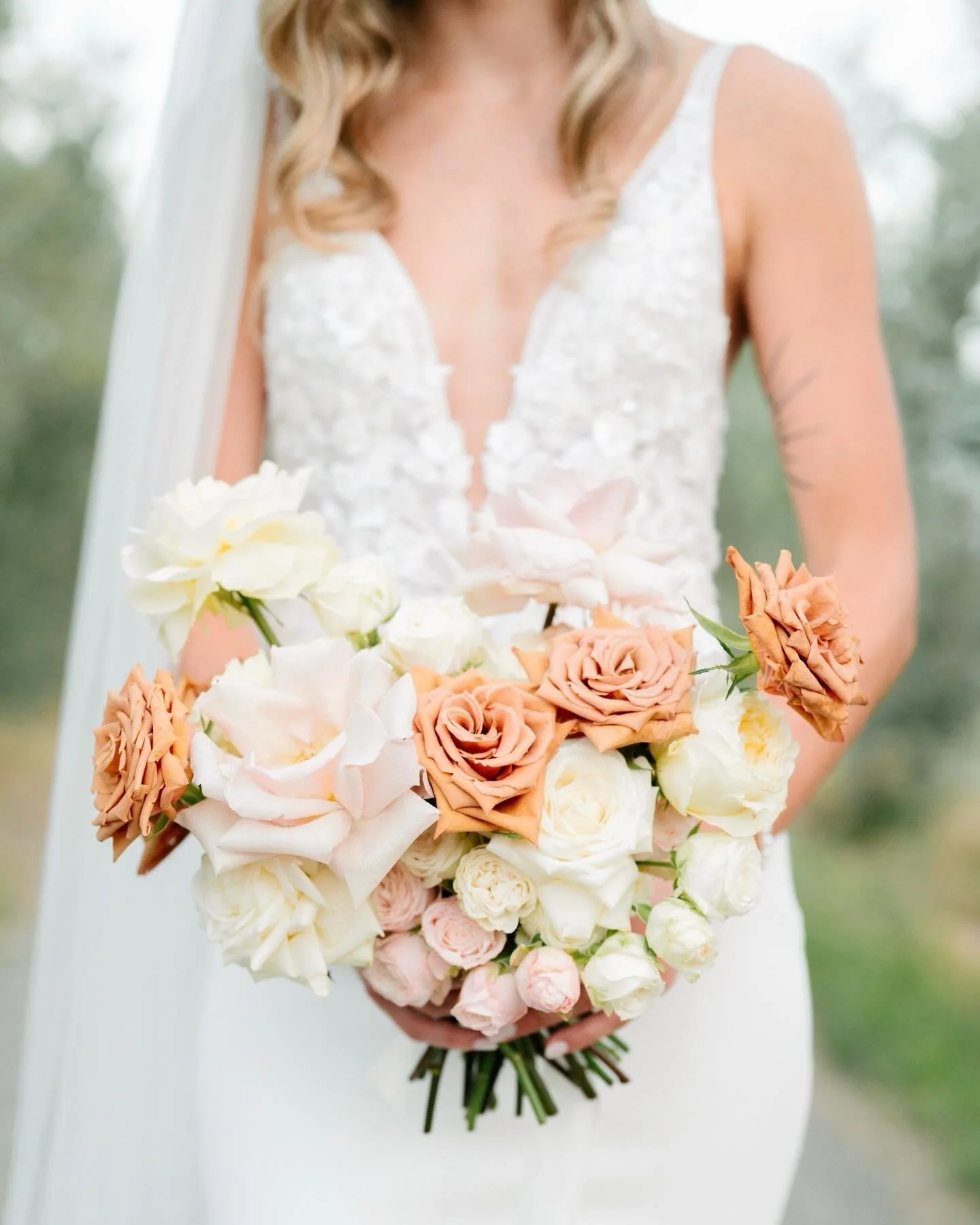Ashley&rsquo;s delicate bouquet.

Wp: @weddingsinternational_official 
Photographer: @landvphotography 
Venue: @villailpoggiale 
Flowers: @infinitoamoretuscany 
Muah: @giuliamakeupfirenze 

#weddingintuscany #outdoorceremony #lovelytuscanwedding #tus