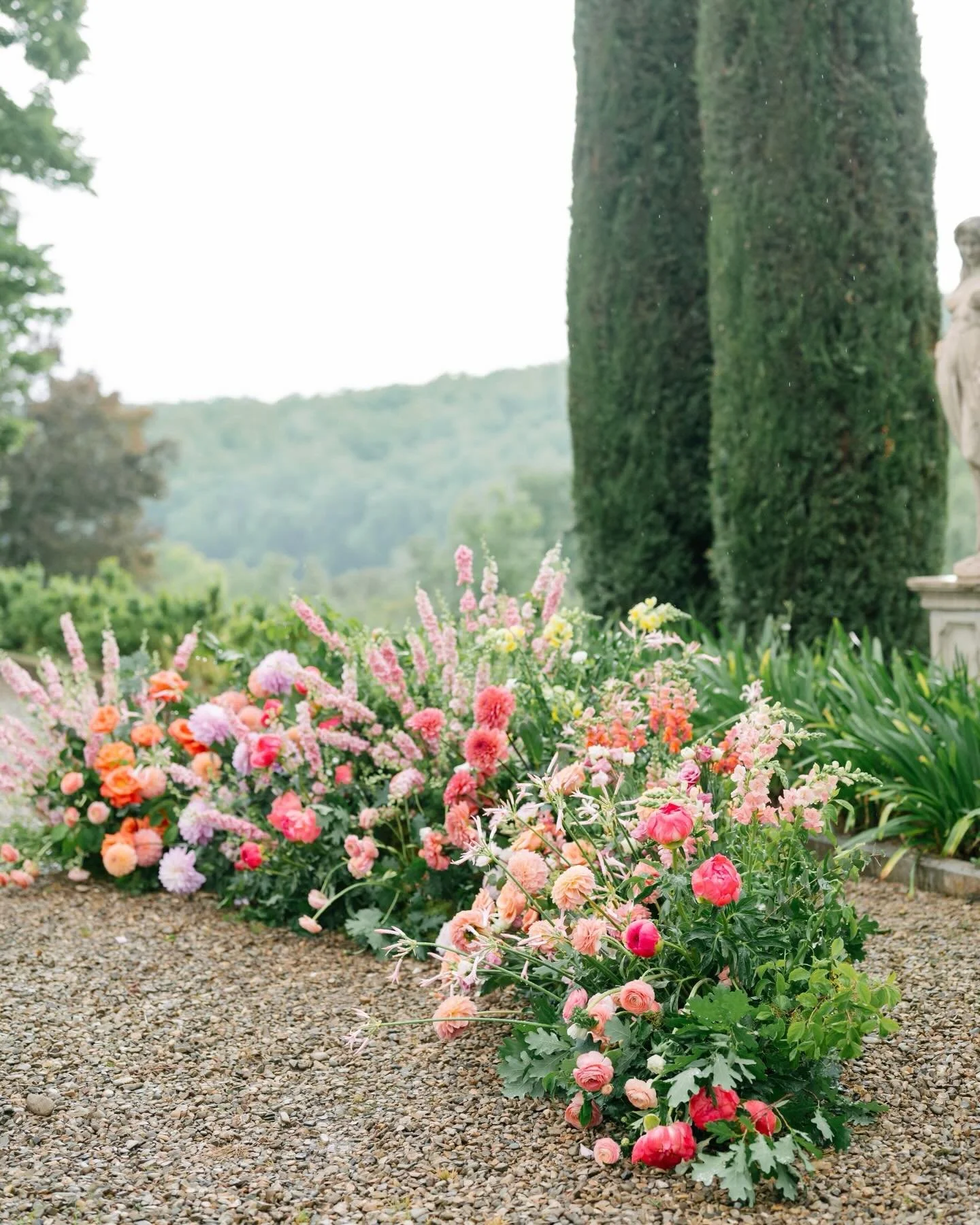 A burst of color for this unforgettable ceremony at @villalaselva .
An asymmetrical floral semi-circle rising from the ground, vibrant blooms, and timeless Tuscan romance.
 

Wp: @weddingsinternational_official 
Photographer: @landvphotography 
Venue