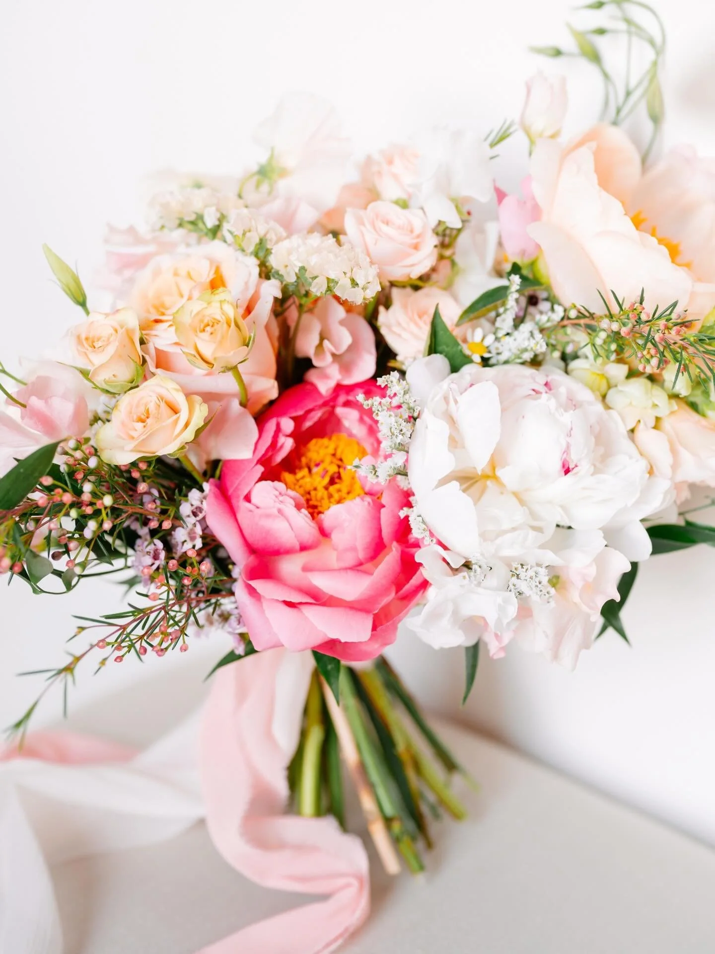 Emma&rsquo;s colorful bouquet, joyful, delicate, and full of charm.

Wp: @originaltuscanwedding 
Photographer: @landvphotography 
Venue: @dievole 
Flowers: @violamalvadecor 
Video: @danielecribarivideographer 
Lights: @namida_elegantevents 
Music: @a