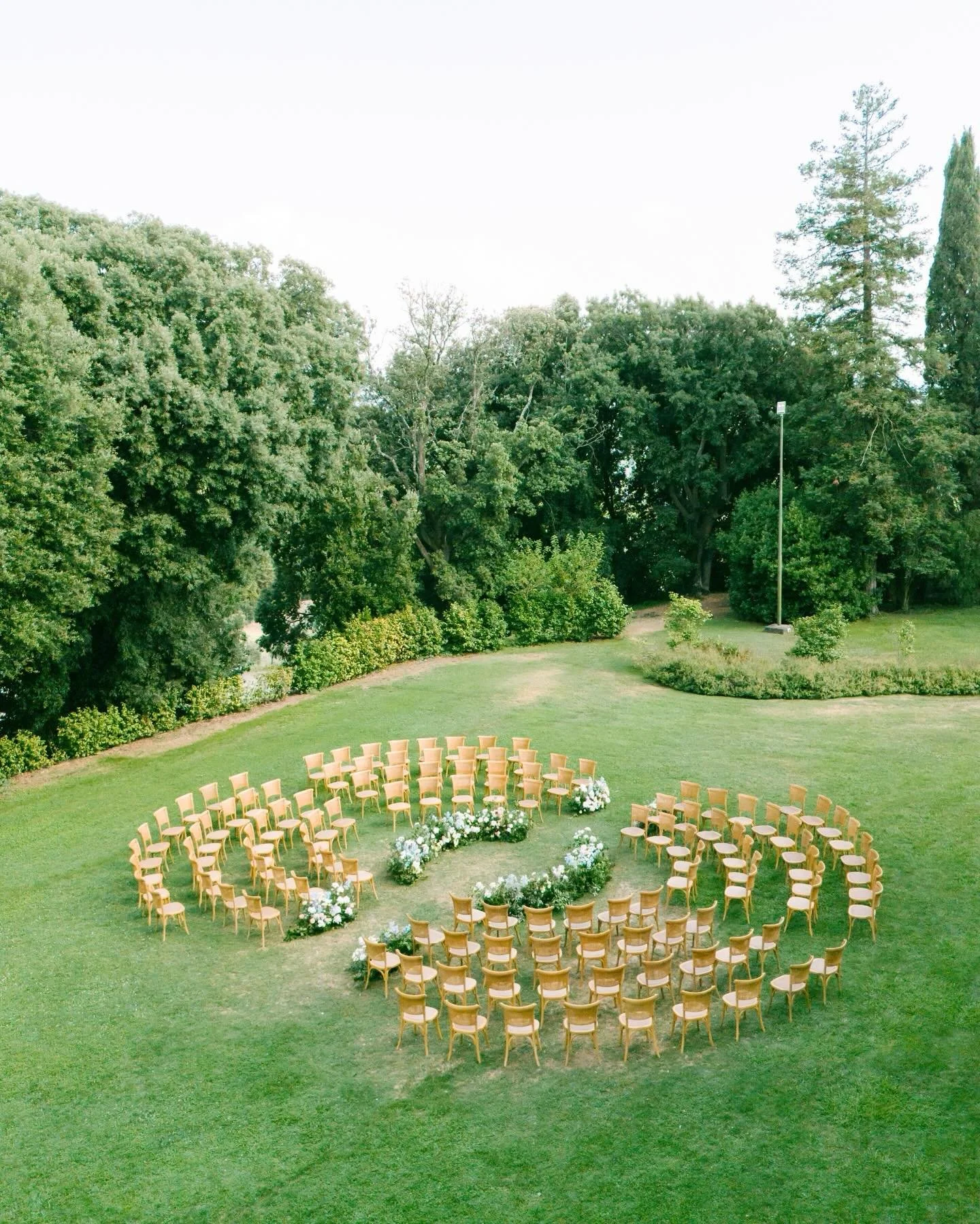 A dreamy circular ceremony for Laura &amp; Matthias, pastel blooms, soft wood tones, and Tuscan romance at its finest. 

Wp: @giuliaalessandri 
Venue: @artimino 
Photographer: @landvphotography 
Video: @altevedute 
Flowers: @flowersliving 
Catering: 