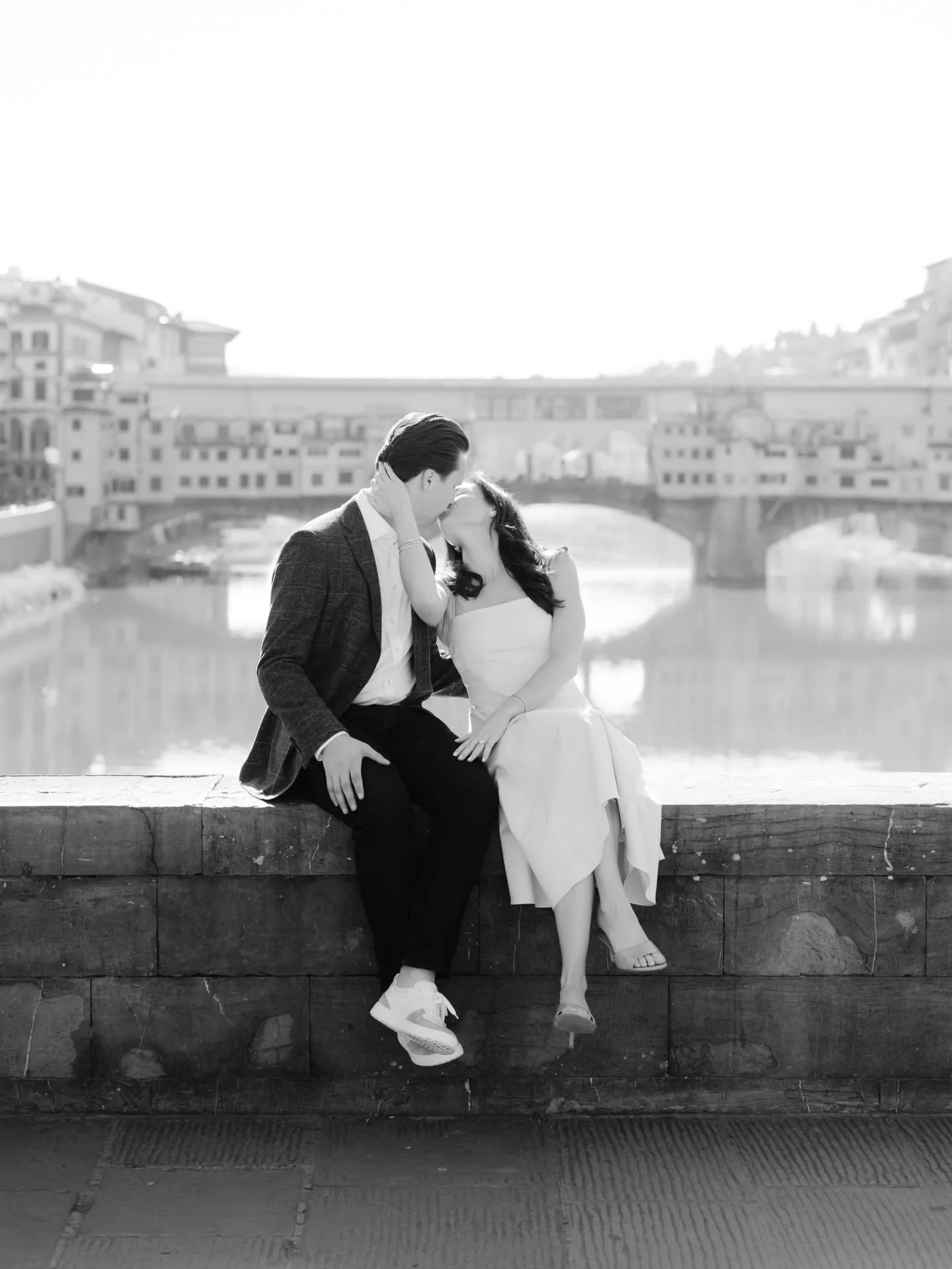 At sunrise, Florence feels like a secret.
Empty streets, golden light, and a quiet kind of magic you can&rsquo;t find any other time of day.
Sophie &amp; Kyle had the whole city to themselves&hellip;as if Florence paused, just for their love story.

