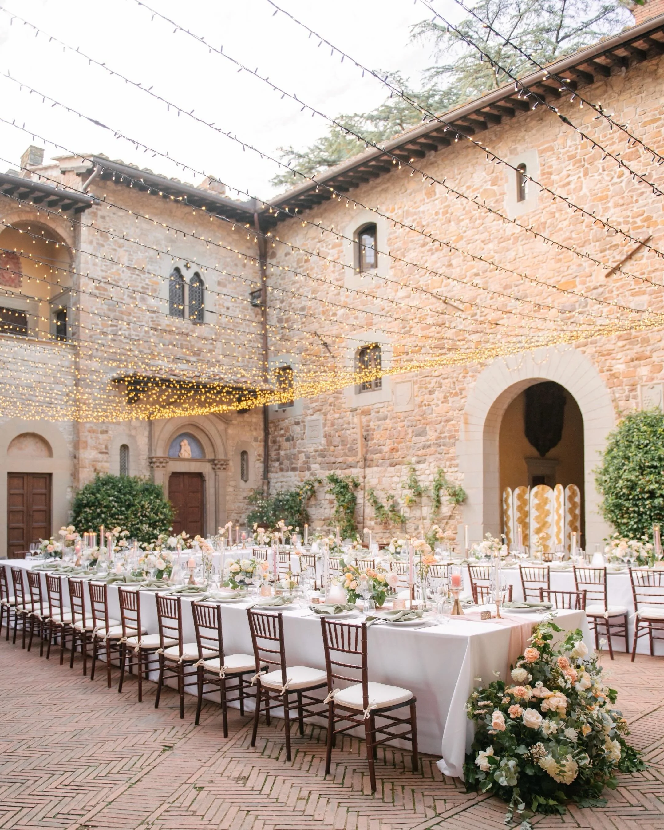 Pastel tones, candlelight, and a courtyard that felt straight out of a movie.
Three long tables wrapped around the heart of @castelloilpalagio , under twinkling lights and endless toasts, the kind of dinner you wish would never end.

Wp: @originaltus
