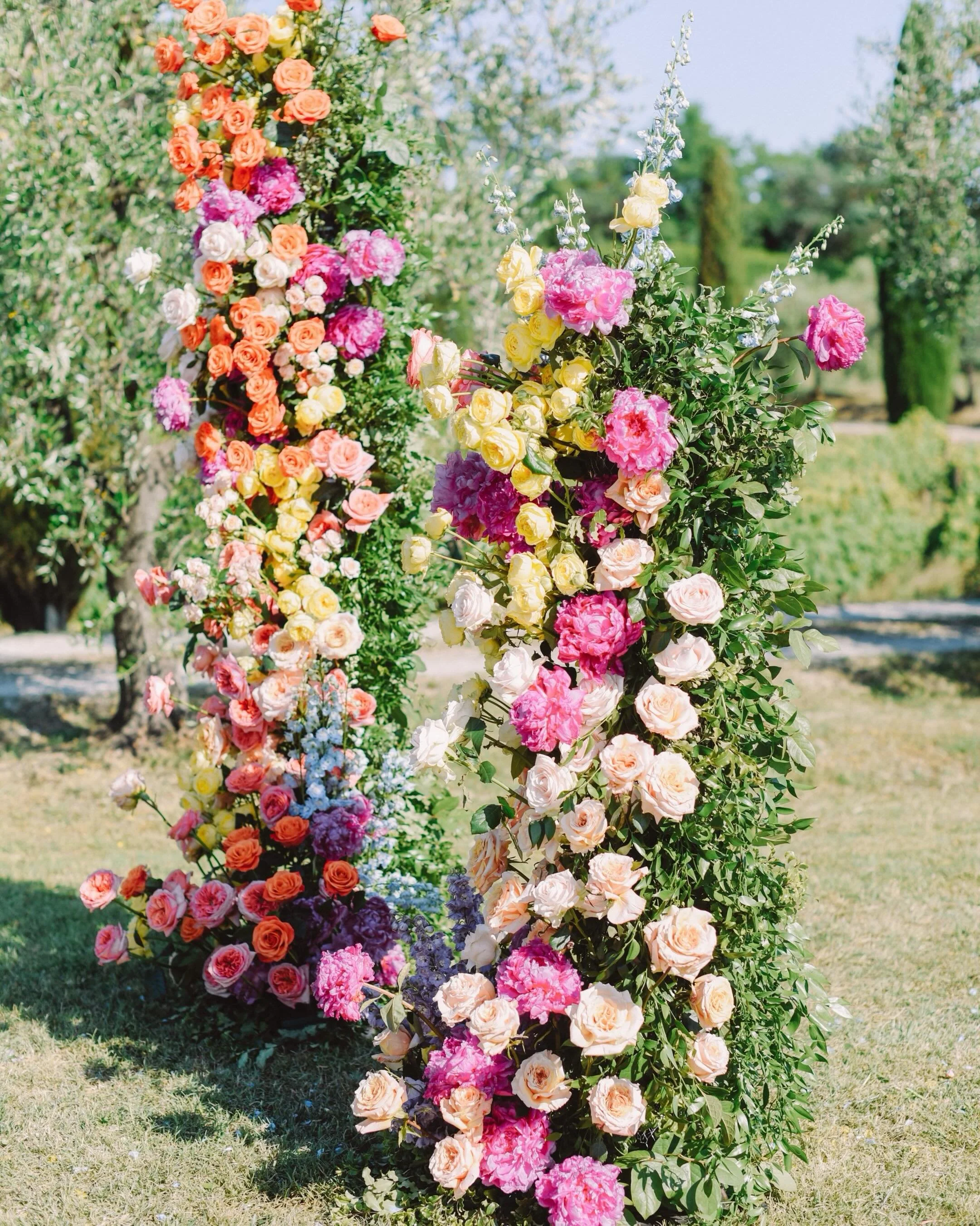 Bold pops of color, sculptural florals, and a modern ceremony setup in the heart of Tuscany. 

Venue: @poggioalcasone 
Planning &amp; Design: @paolocicognani_weddingsitaly 
Photographer: @landvphotography 
Flowers &amp; Decor:  @stiatti_fiori_ 
Cater