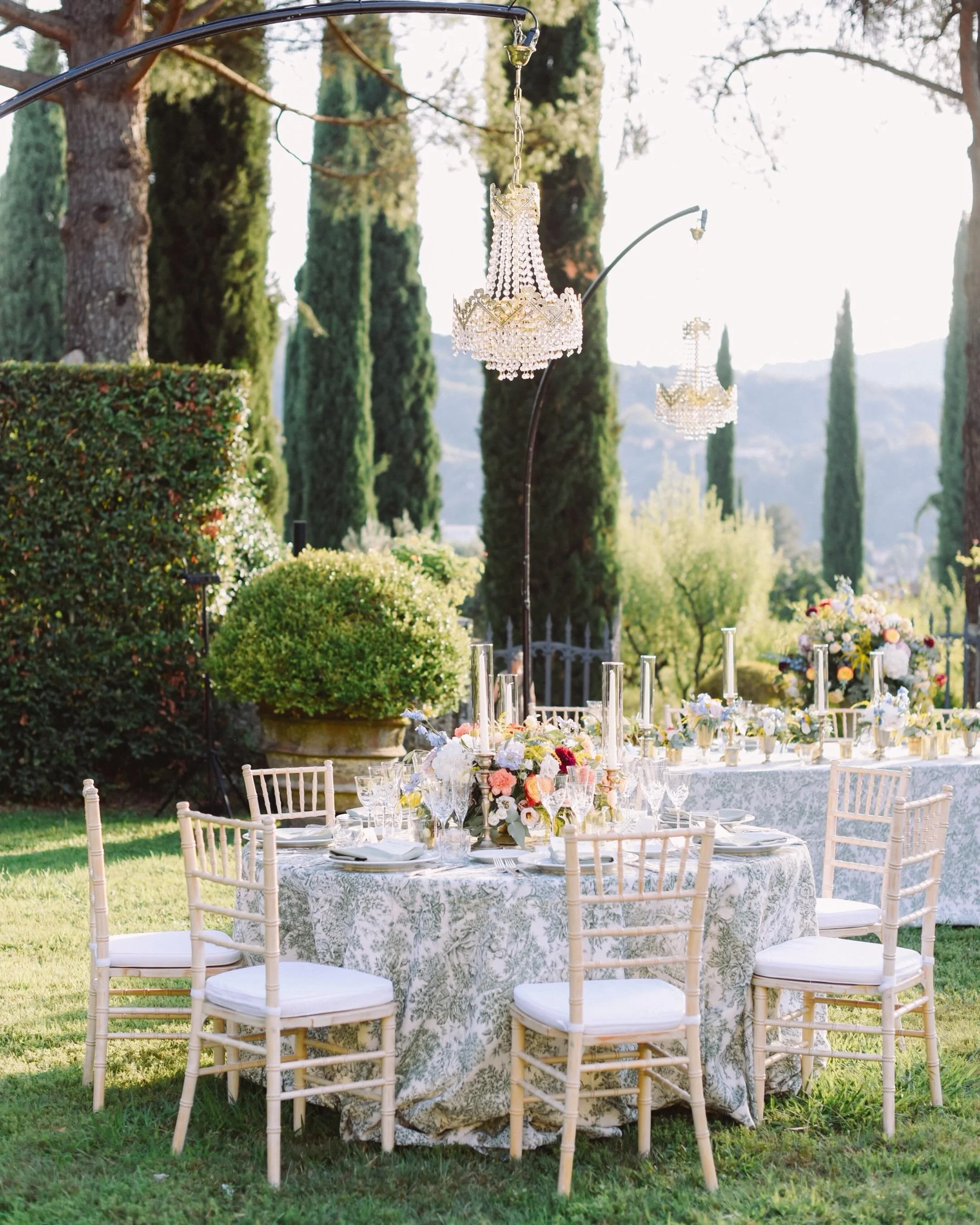 A luxury villa in Tuscany, a beautifully set table, and a night made to be remembered.

Wp: @italianweddingdesigner 
Flowers: @mainardi_fiori 
Venue: @villaboccella 
Catering: @deliziaricevimenti 
Muah: @suely_hair_makeup 
Band: @lastminutedirtyband 
