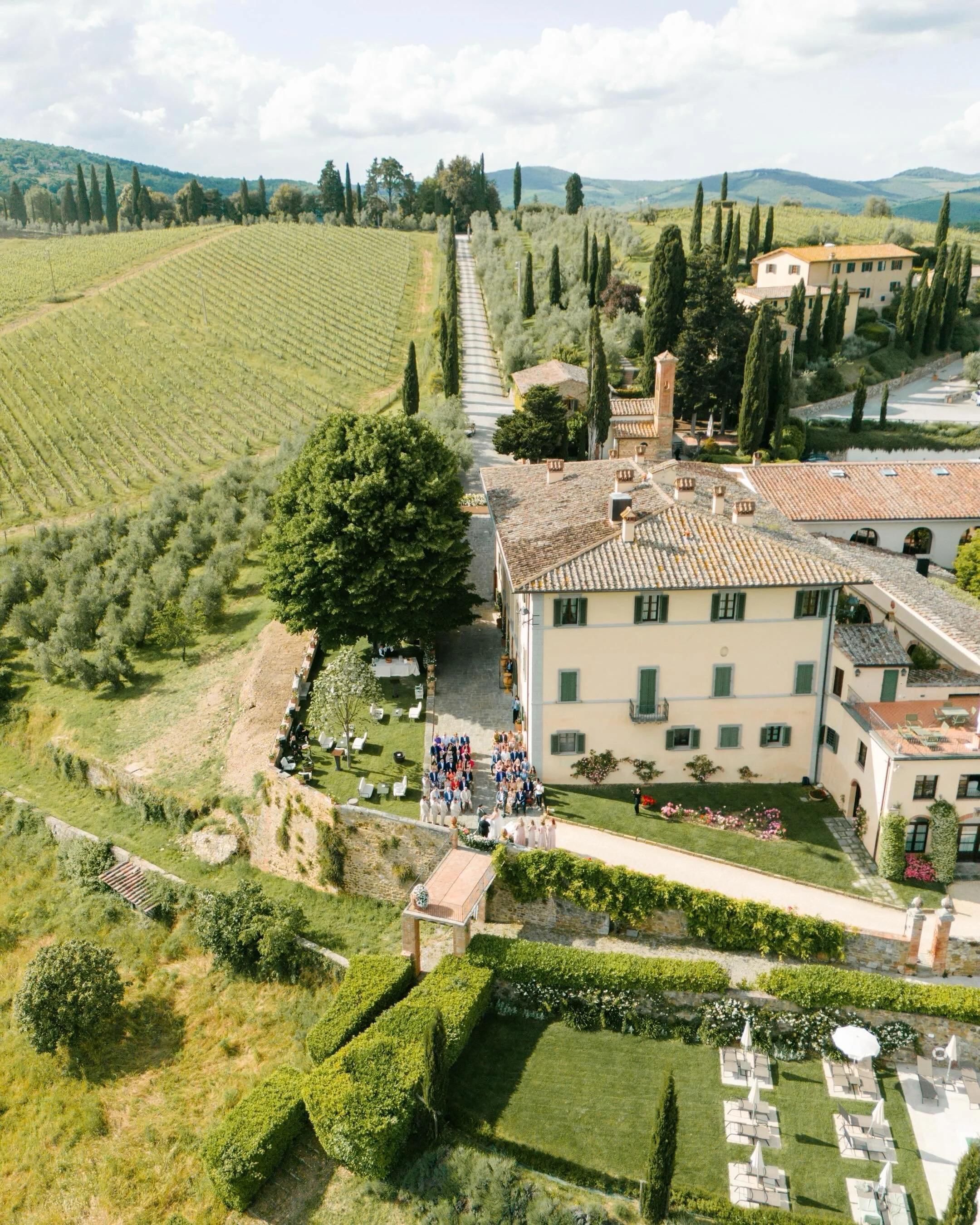 Emma &amp; Eric, colorful flowers, rolling hills, all their favorite people and a terrace view for the vows.
A pretty perfect kind of day. 

Wp: @originaltuscanwedding 
Photographer: @landvphotography 
Venue: @dievole 
Flowers: @violamalvadecor 
Vide