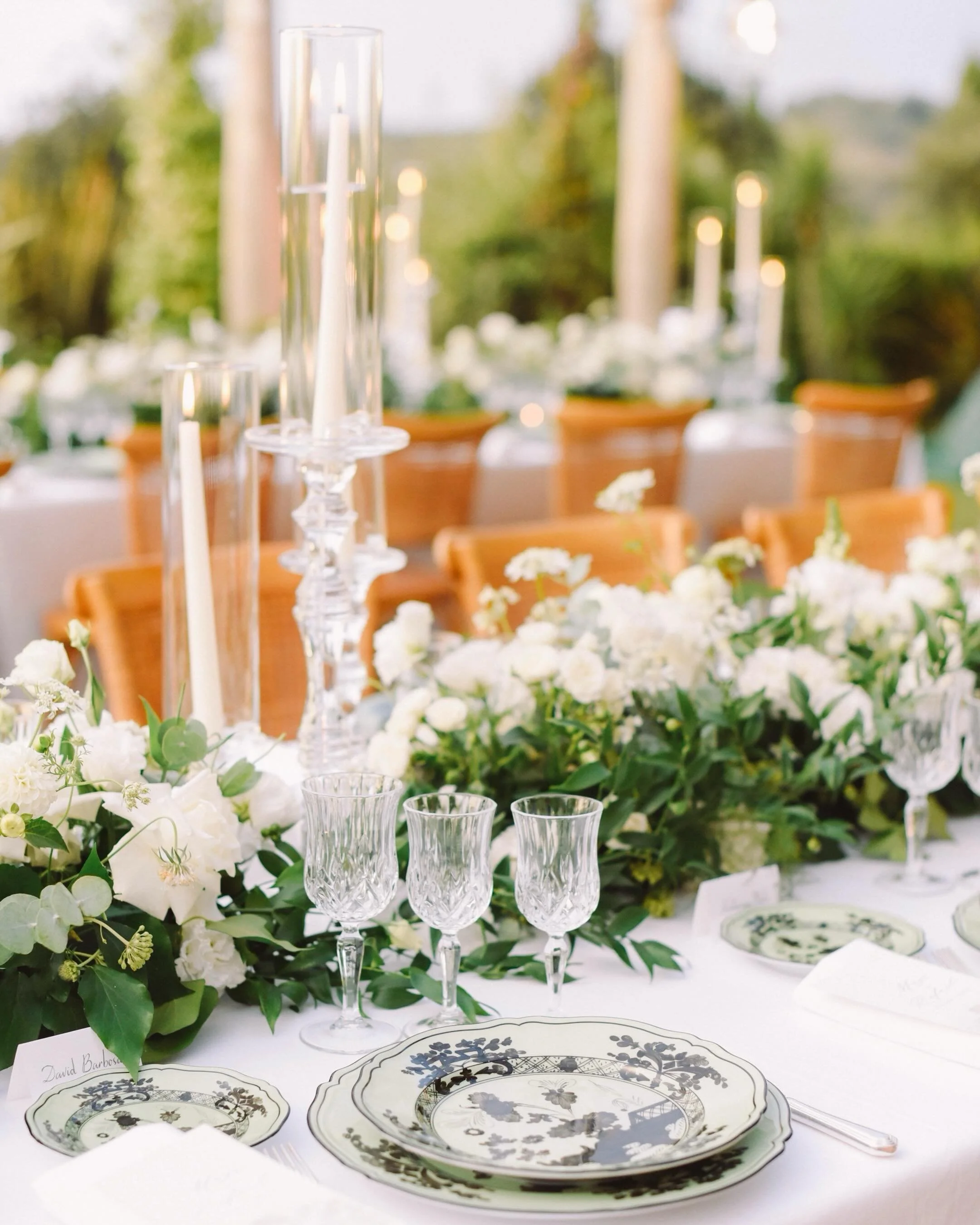 Under the open sky, dinner became a performance.

White roses by the thousand. Candlelight. Hand-painted ceramics in shades of green. Two imperial tables stretching through the evening landscape.

Then the music took over.

Led by tenor @marchini.mau