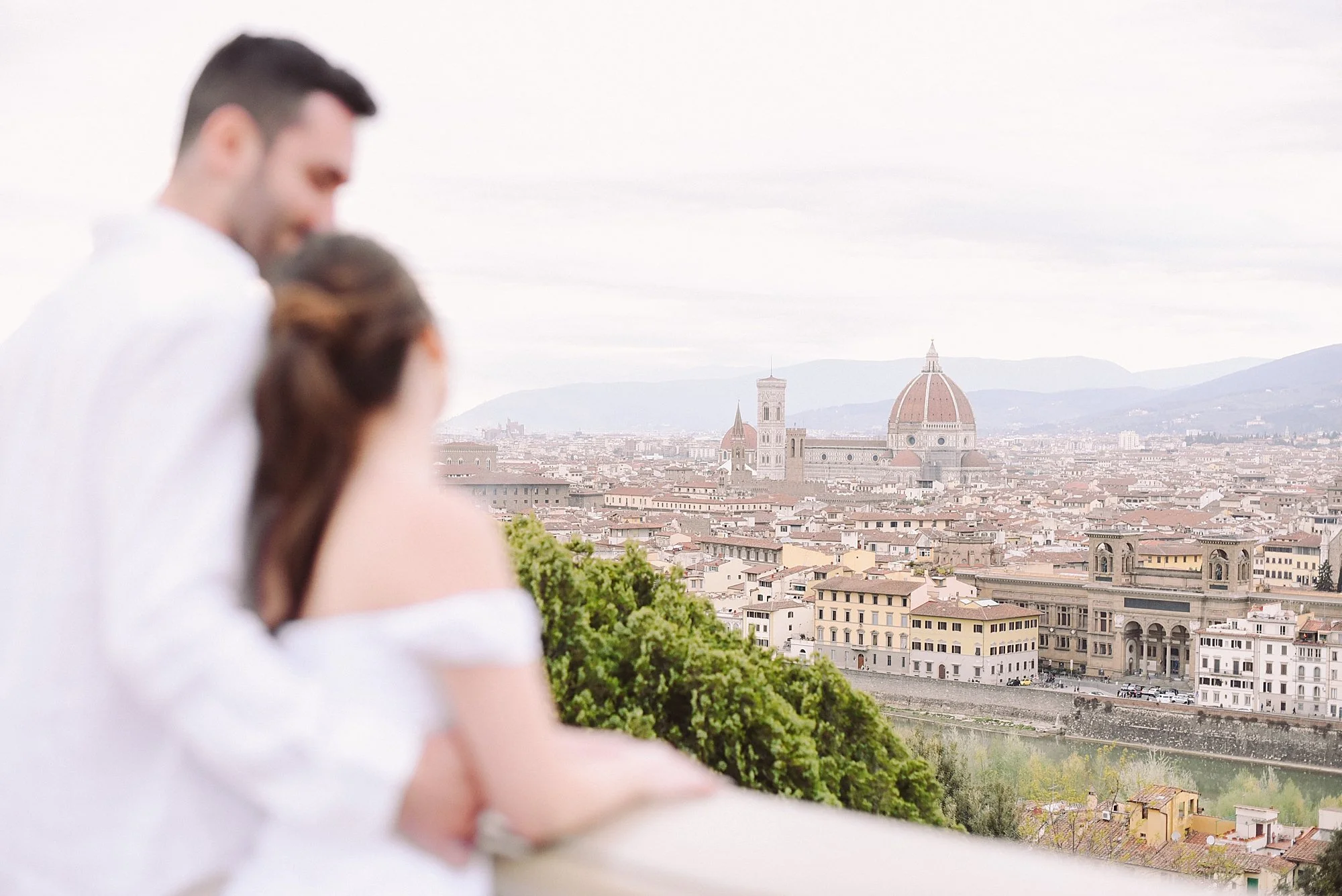 Chic engagement session in Florence at sunrise, soft and luminous photography
