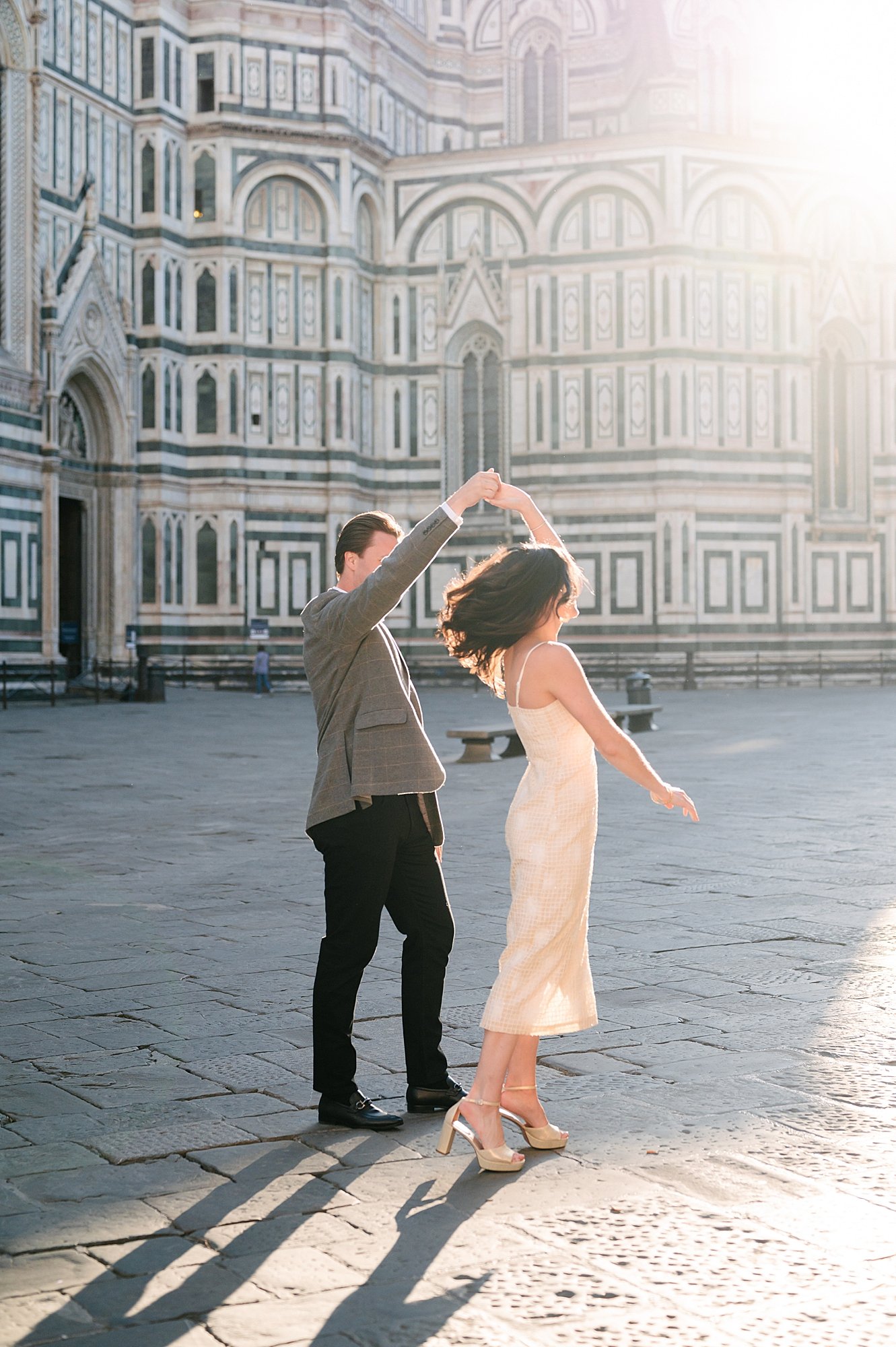 Chic engagement session in Florence at sunrise, soft and luminous photography