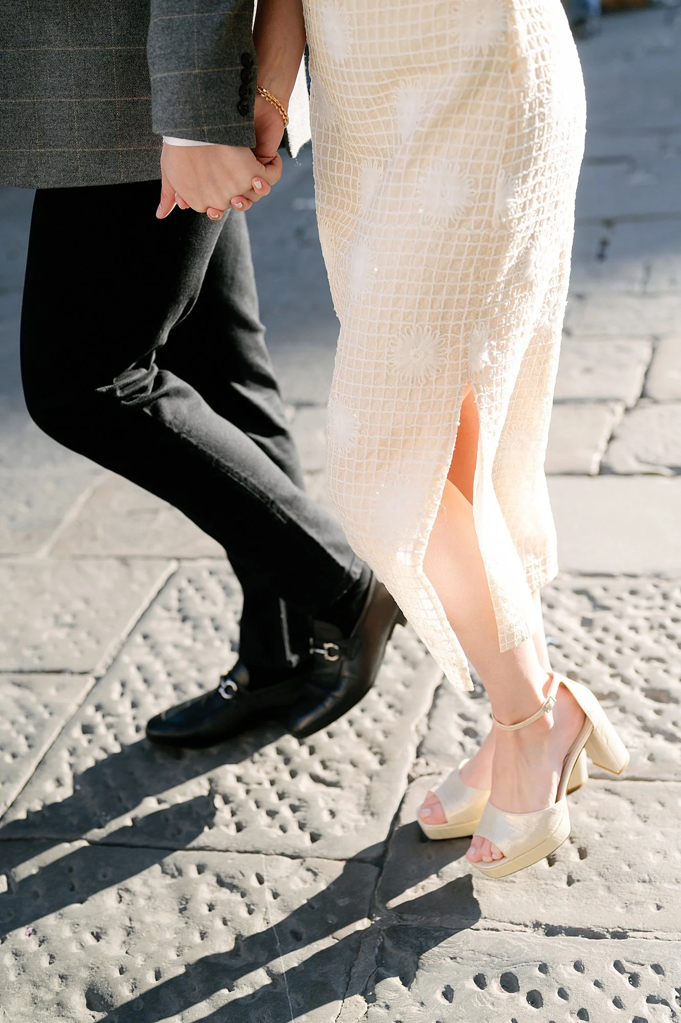 Chic engagement session in Florence at sunrise, soft and luminous photography