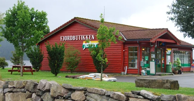 Fjordbutikken i Vevring i Naustdal red.jpg