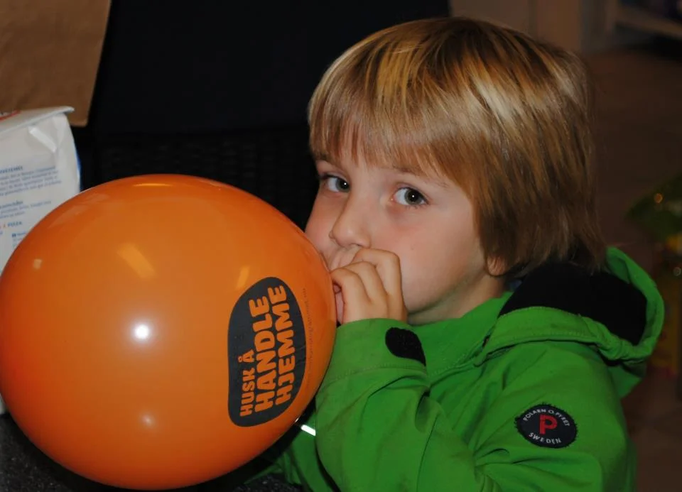 Feøy barn med ballong.jpg
