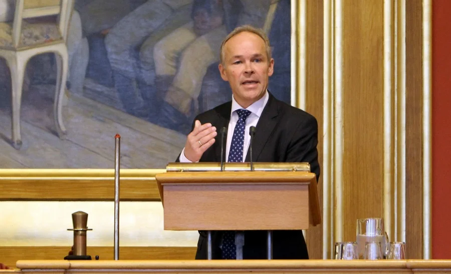 Jan Tore Sanner på talarstolen.jpg