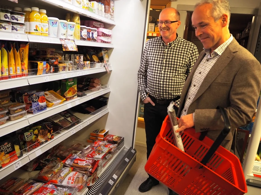 STATSRÅD-BESØK: Kommunal- og moderniseringsminister Jan Tore Sanner på besøk hos kjøpmann Roland Aagard som driv Kvelibua i Lierne i Nord-Trøndelag.