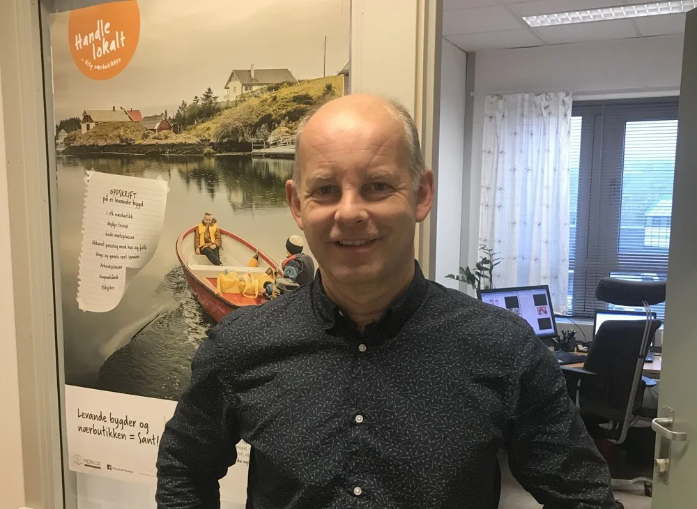 Mann framfor kontor