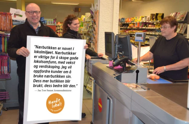Mann i butikk med plakat