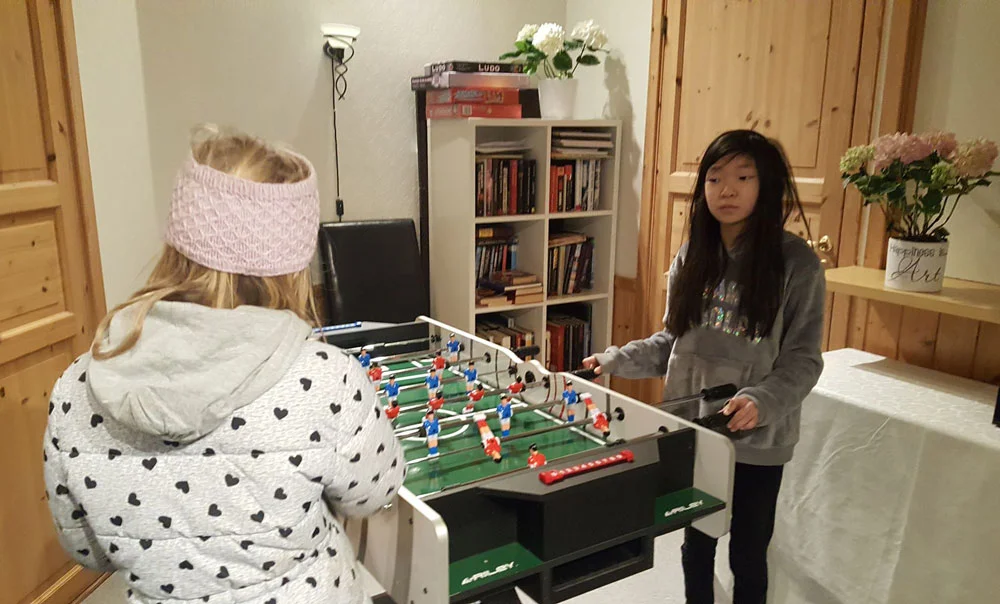 To jenter med fotballspel