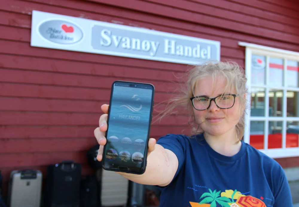 Kvinne viser fram ein mobil