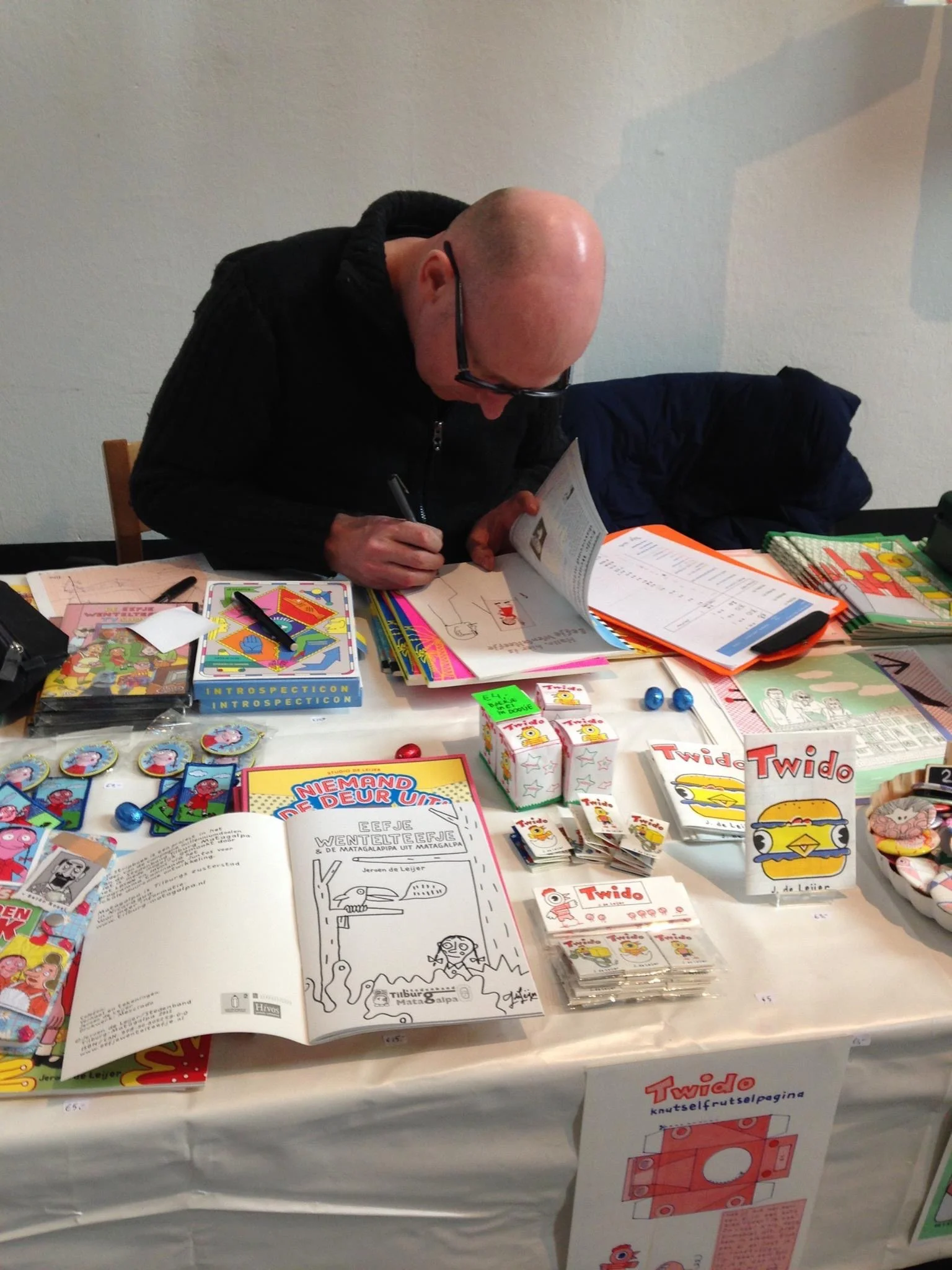 Jeroen de Leijer, die weer een aantal boeken mocht signeren.