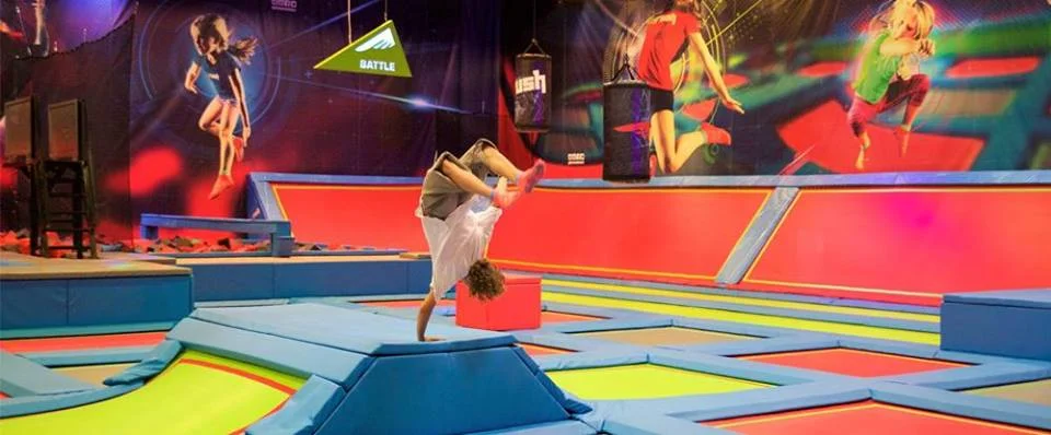 Bli med til Rush trampolinepark!