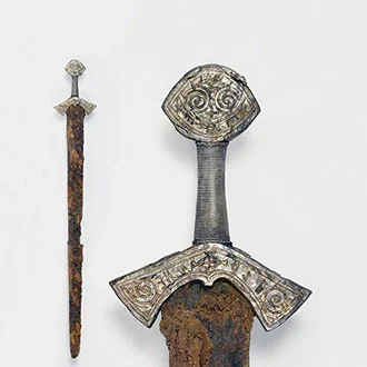 Langeidsverdet fra første halvdel av 1000-tallet vitner om tiden da vikingtiden gikk mot slutten og den kristne middelalderen var i emning. Foto: Vegard Vike, Kulturhistorisk museum / UiO.
