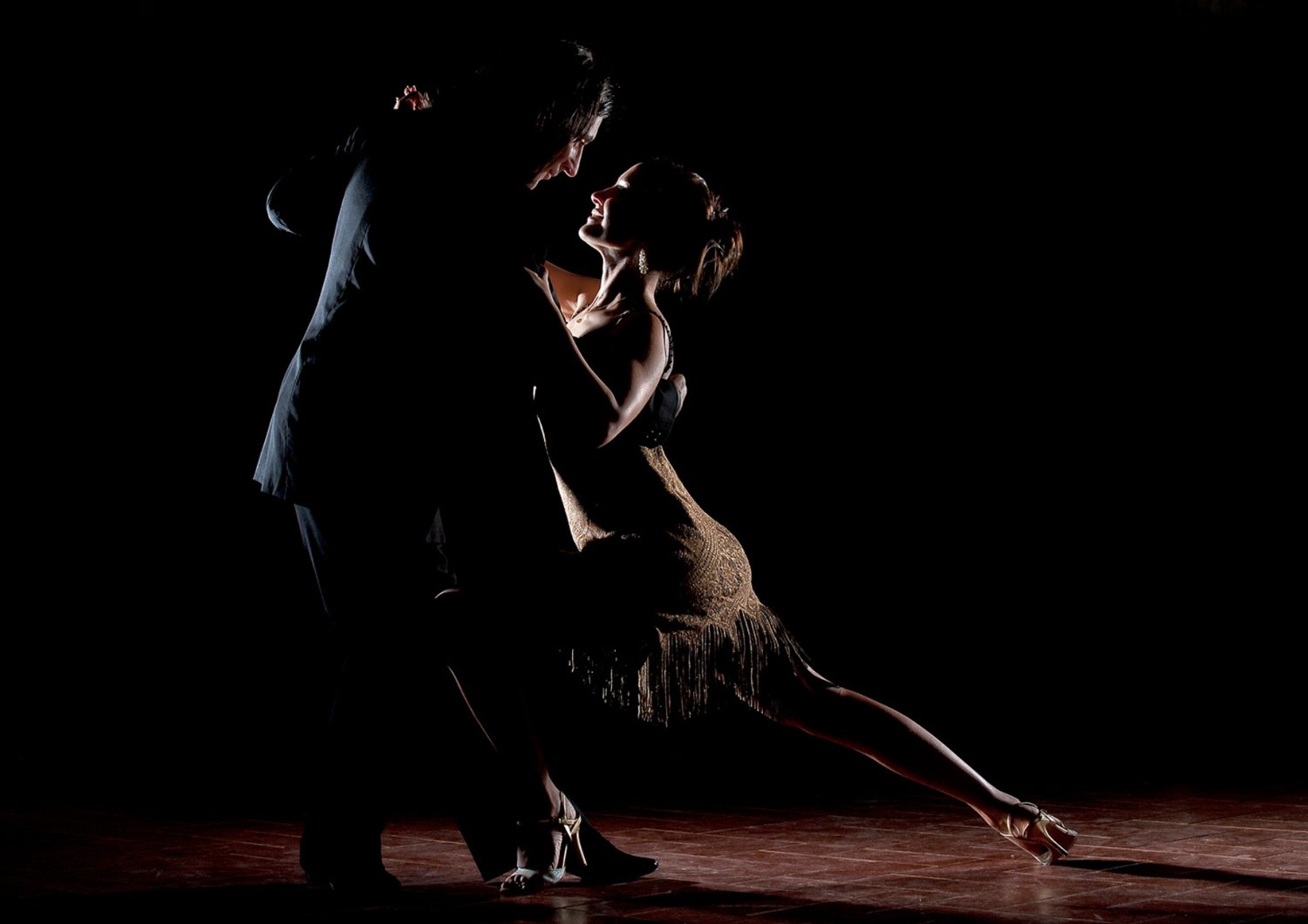   Med myk eikeparkett, et fantastisk lydanlegg, dempet sort på vegger og tak, lysekroner og en glødene bar med alle rettigheter er alt tilrettelagt for å sosialisere og danse tango til langt på natt.    TANGOBAR    SE HER  