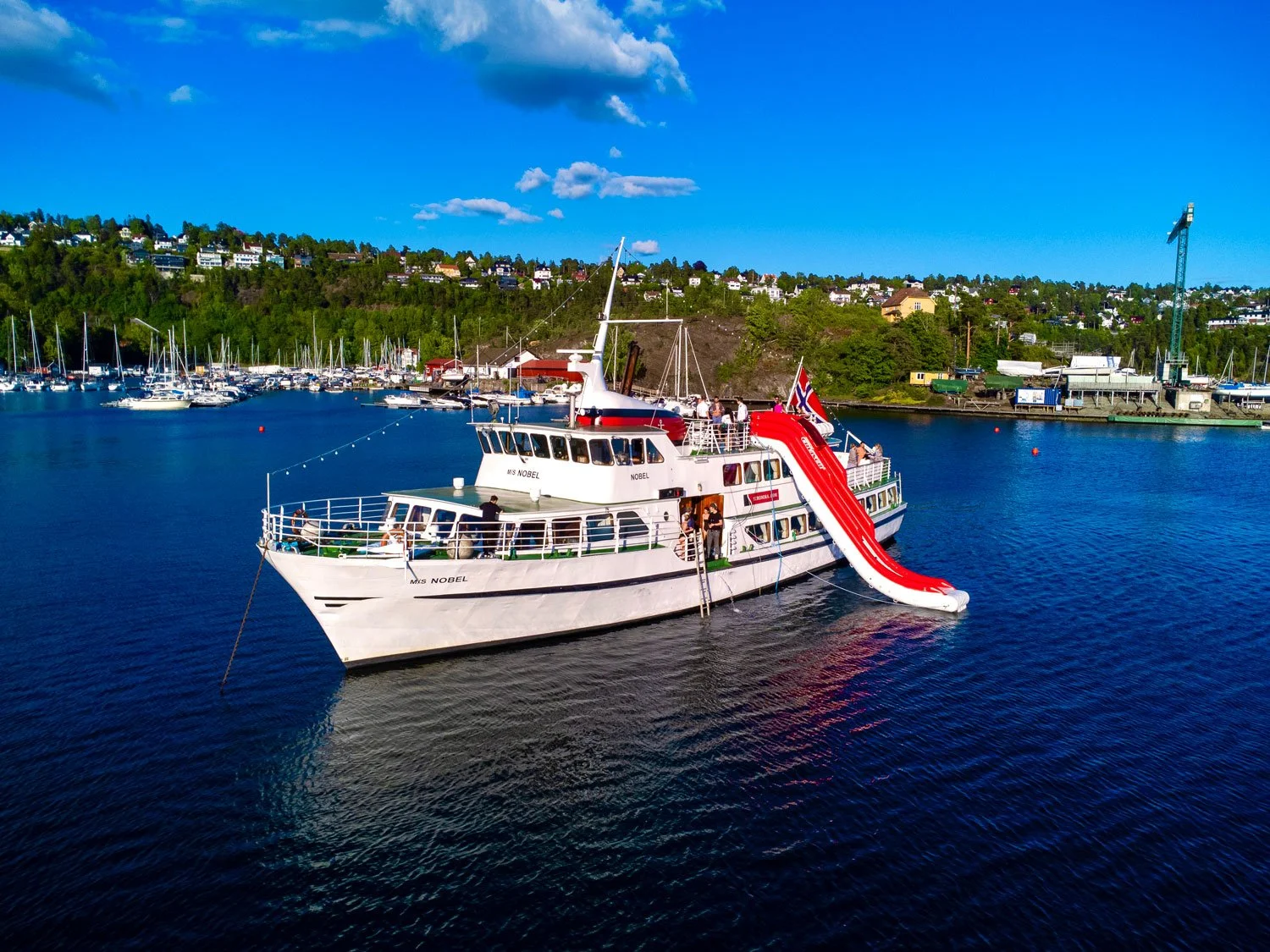 Bli med på fjorden i båt med badesklie!