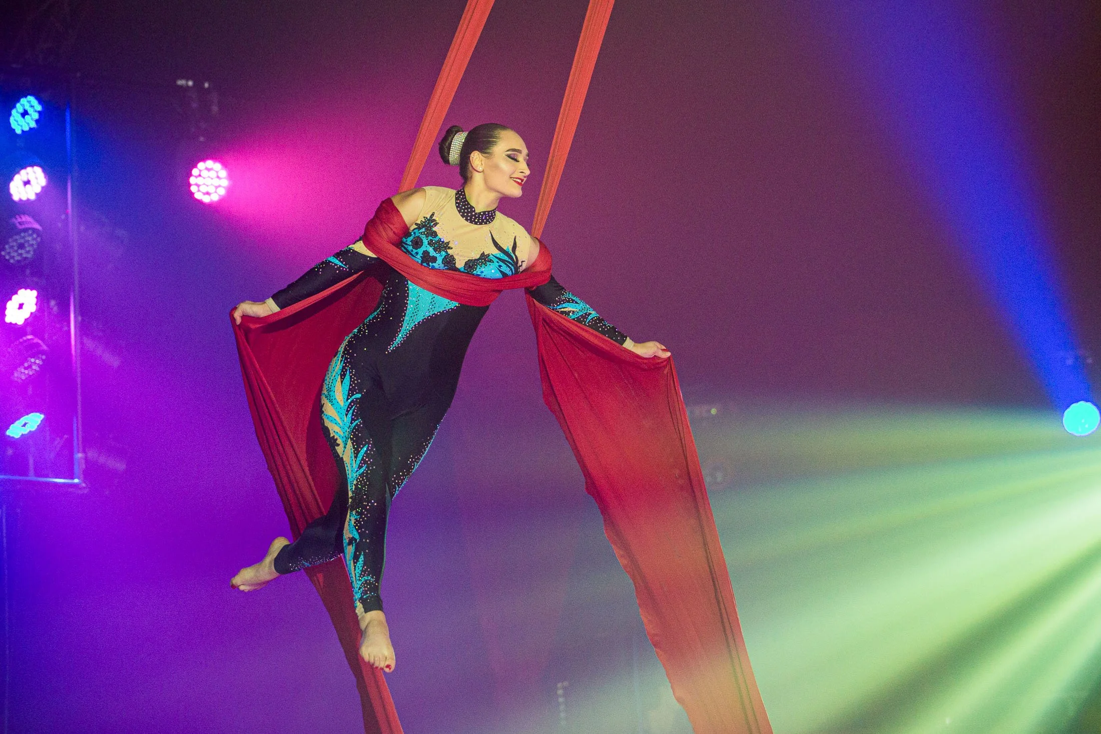 luftakrobaten-elena-brukson-cirkus-arnardo-show.jpg