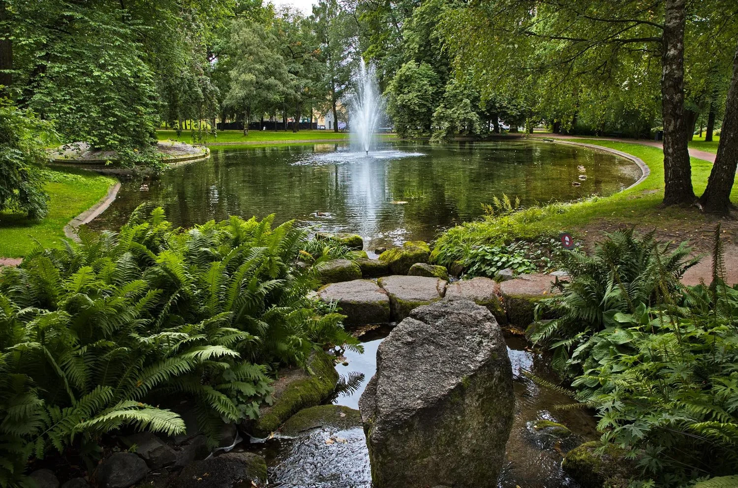 Grønn oase midt i byen SLOTTSPARKEN BLOMSTERPRAKT