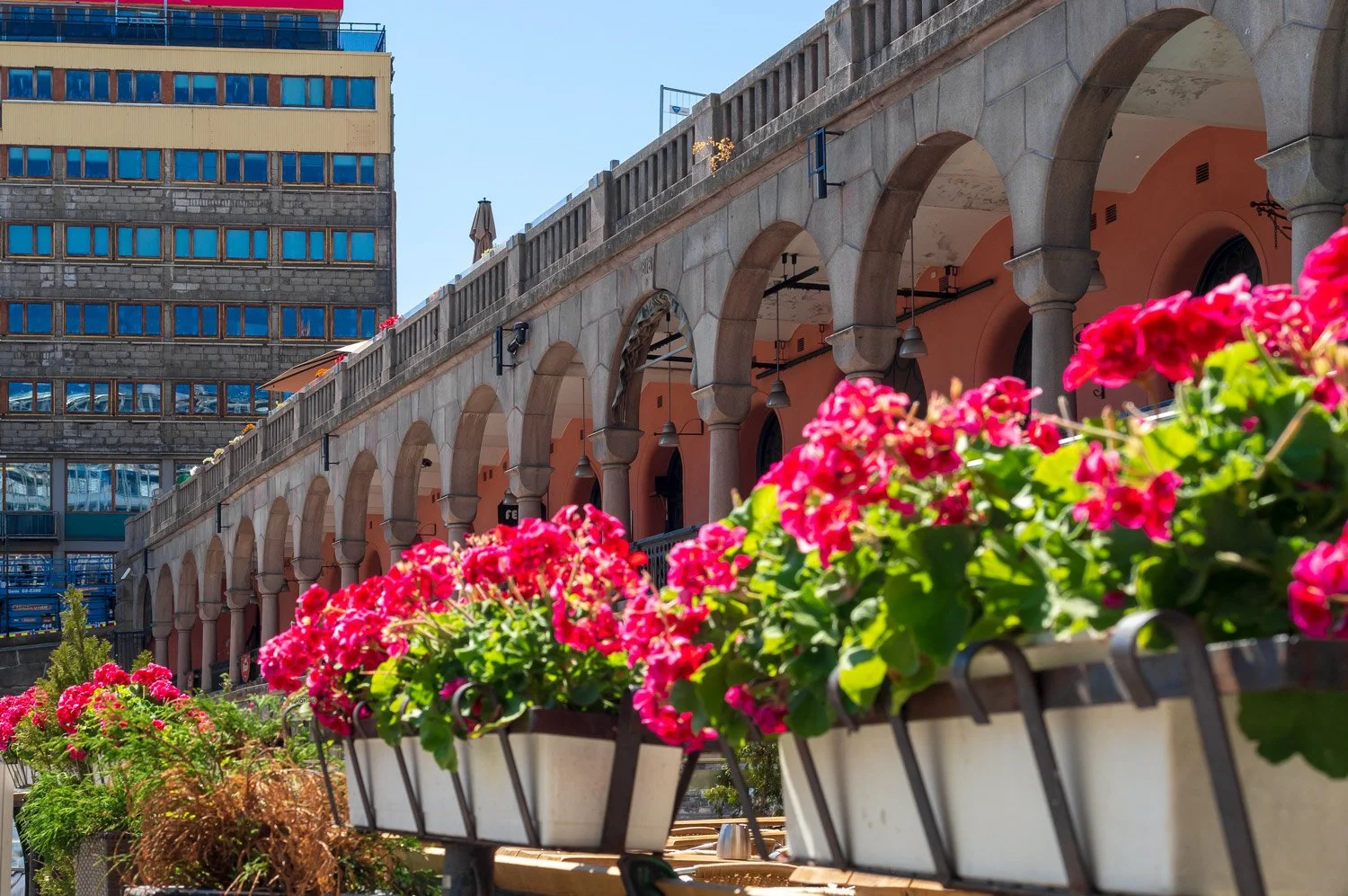   …ulike kulturer har satt sitt preg på hovedstaden gjennom smaker, historier og levende bydeler…    KLOSTERENGA TIL MØLLERGATA    INFO  