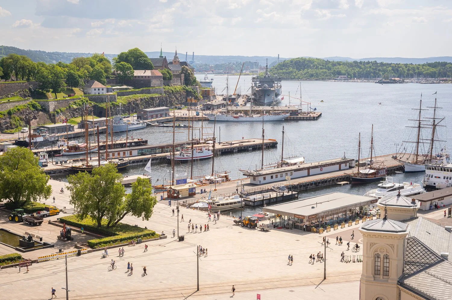 Oslo-web-radhusplassen-Aker-brygge-Akershus-festning-Havnepromenaden-havneliv--12.10.01.jpg