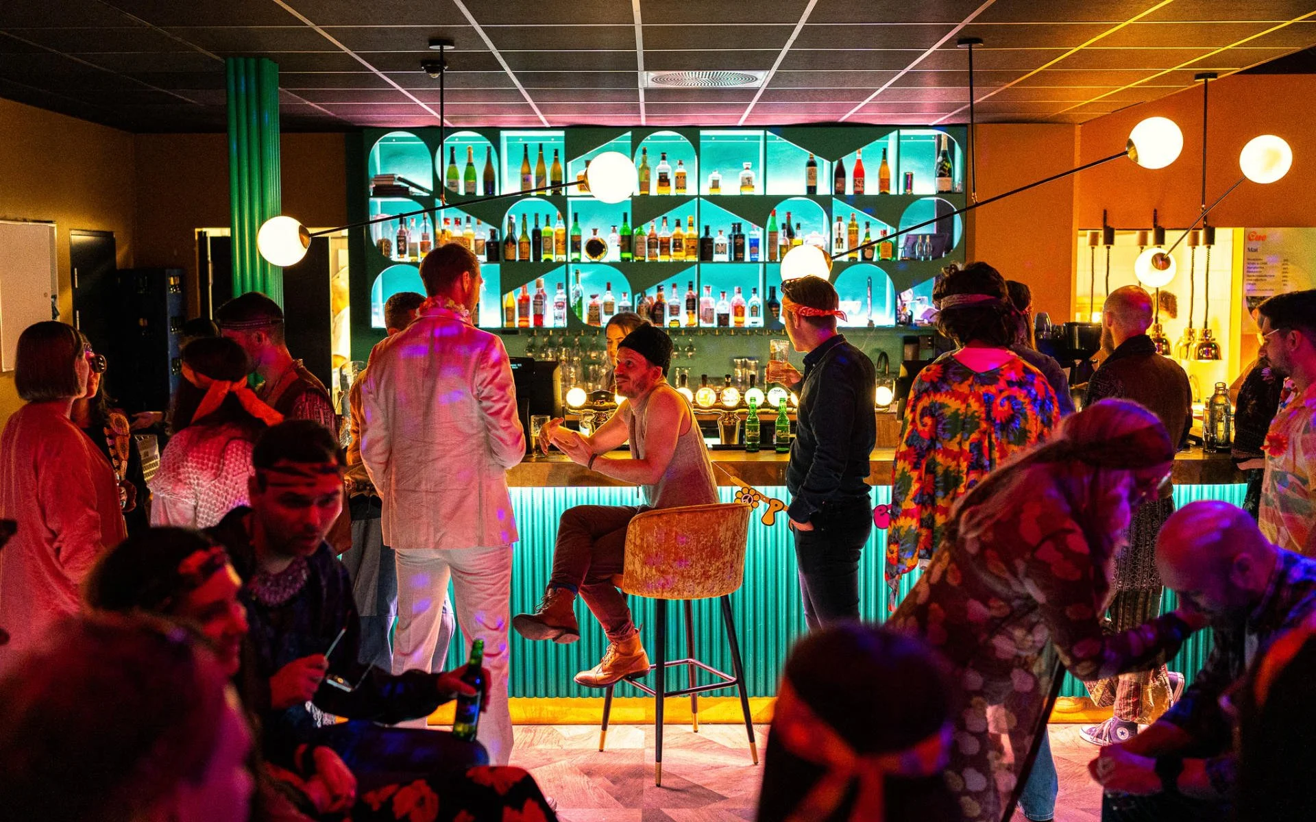   …36 biljardbord, cocktailbar, musikkscene og restaurant    OSLOS STORSTUE     CUE   