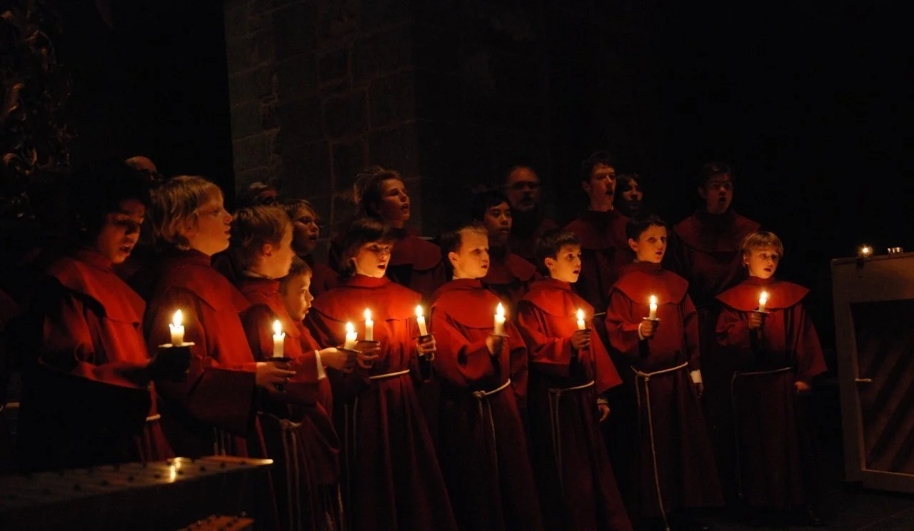 St. Hallvard-guttene på konsert med lys.jpeg