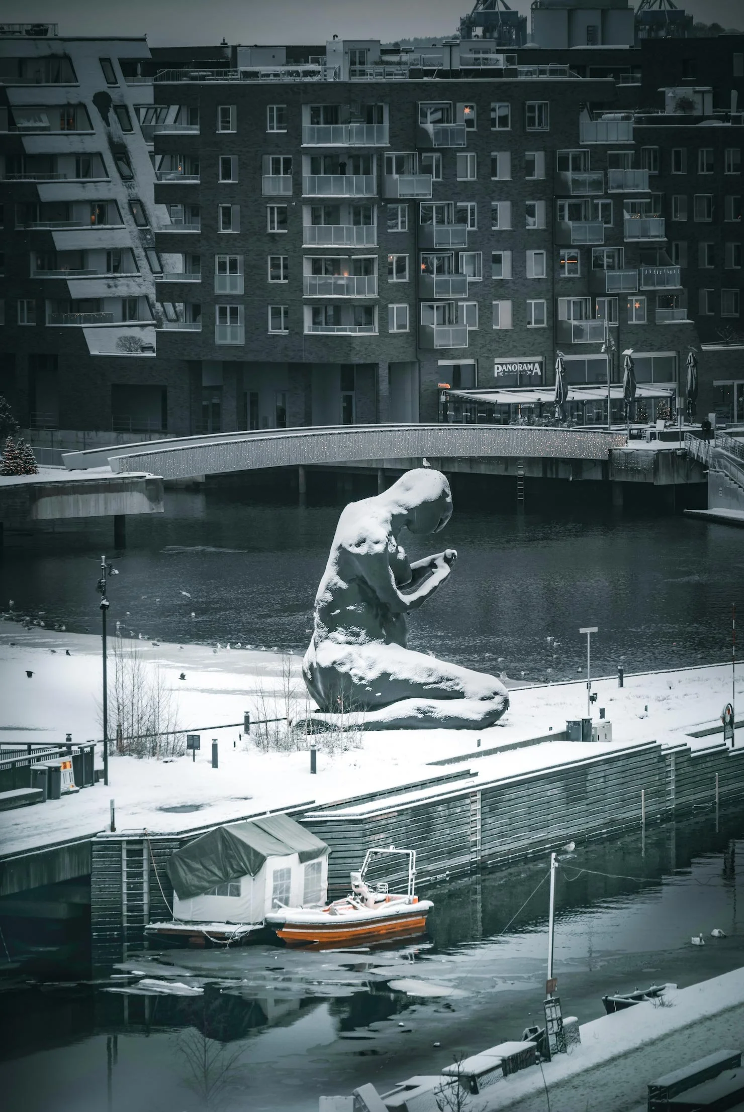 Oslo-web-Mother-Bjorvika-havnepromenaden-Oslo-vinter-Munch-1-kl.-10.38.14.jpg