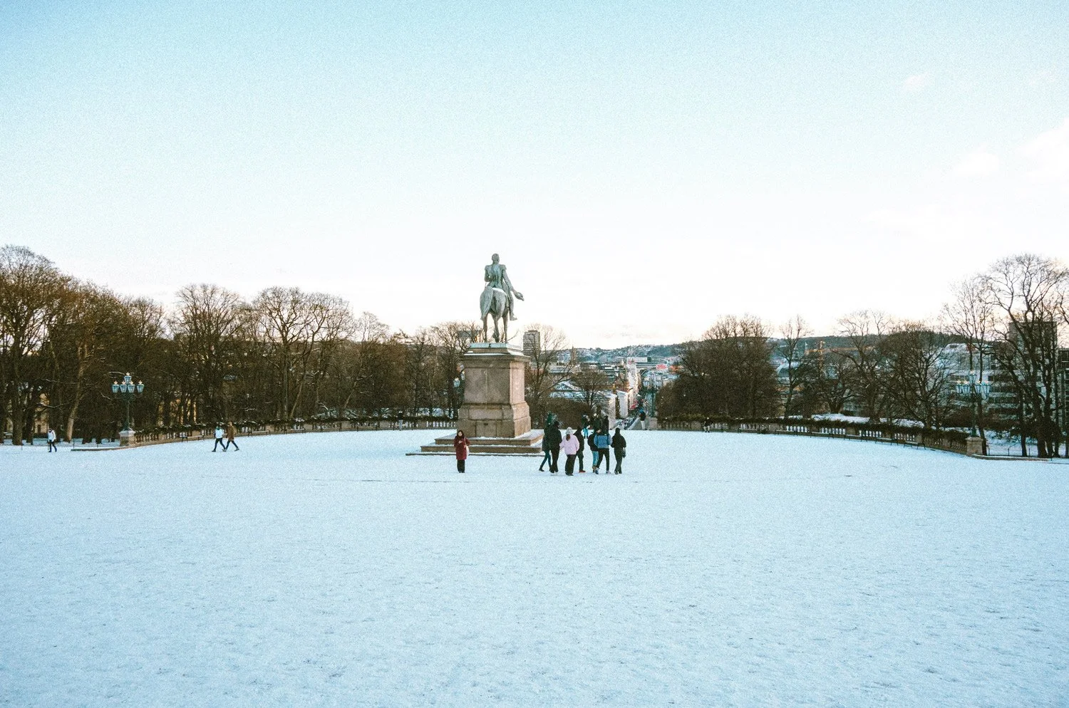 Oslo-web-Oslo-vinter-slottsplassen-Det-Kongelige-slott-11-kl.-10.35.58.jpg