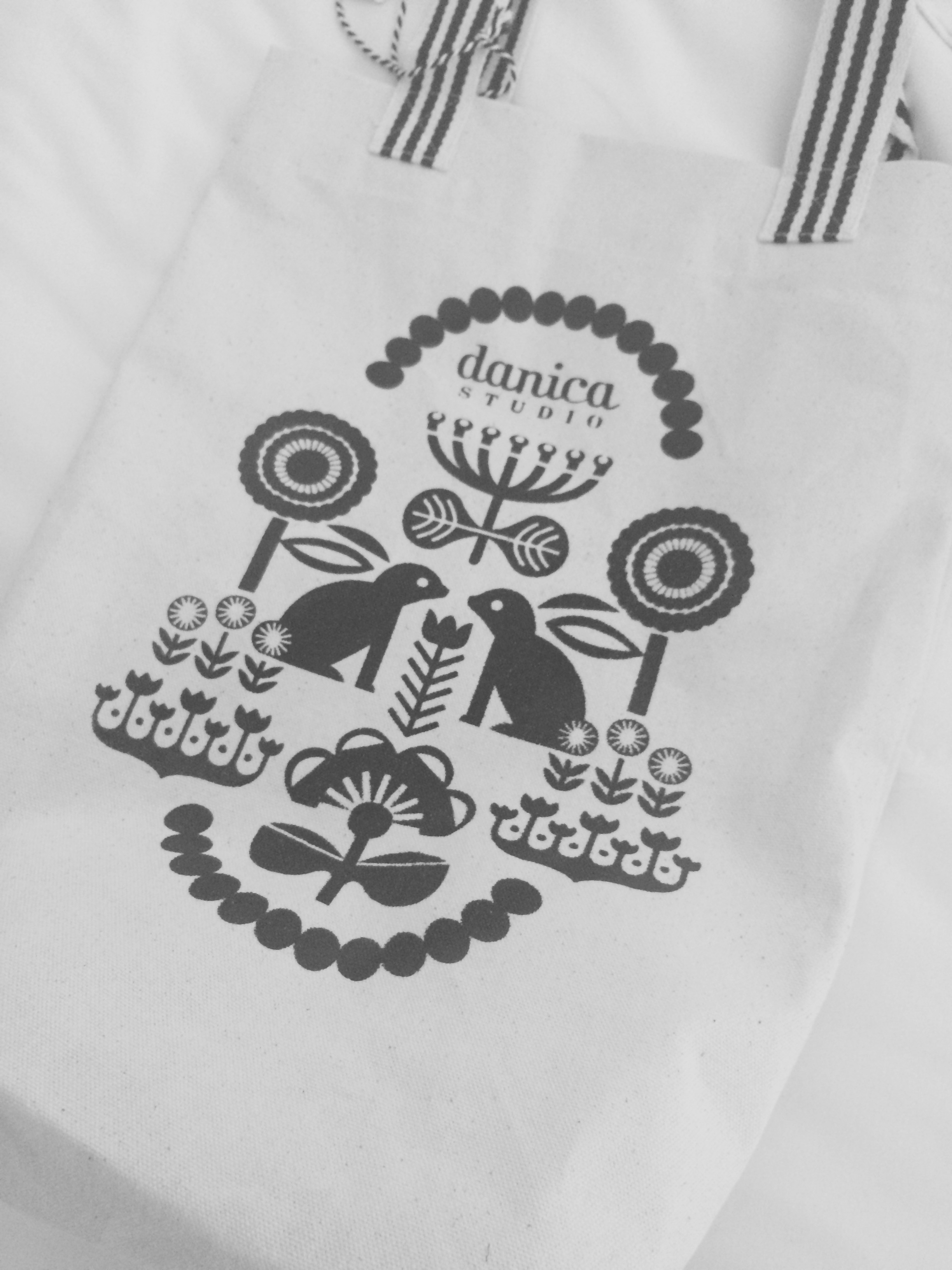 Love love love these cutie canvas totes.