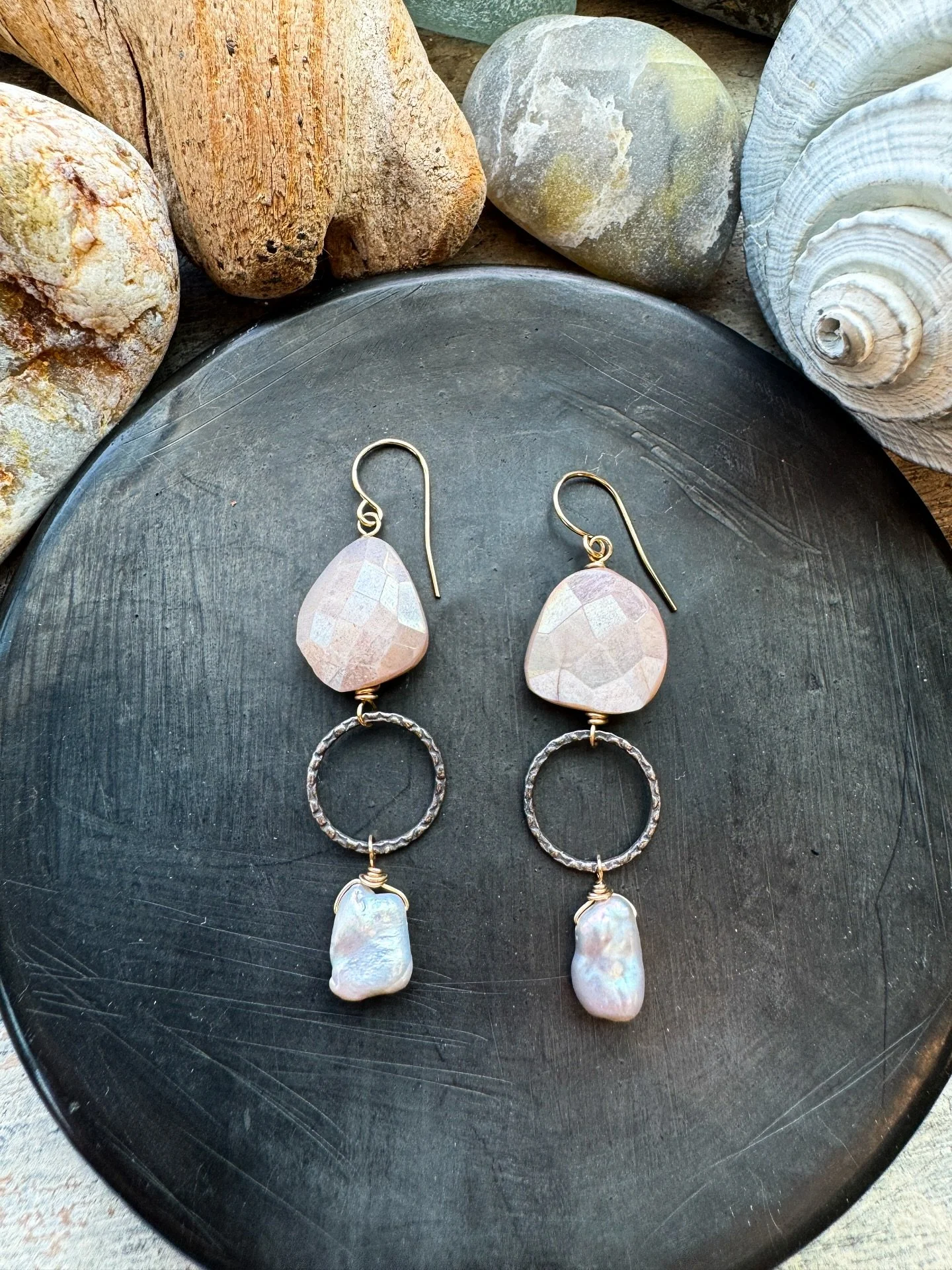 Made some beachy vibe earrings for Day 4 of #7in7earrings challenge. These coated moonstone and pearl earrings are sisters, not twins and I think their slight differences make them even more special. Adding a little video in my stories so you can see