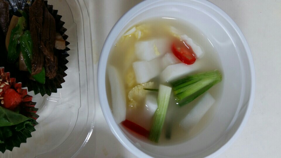 물김치도 사전에 담궜습니다. 개운한 맛의 물김치로 죽드시기가 더 수월하시도록 했답니다.