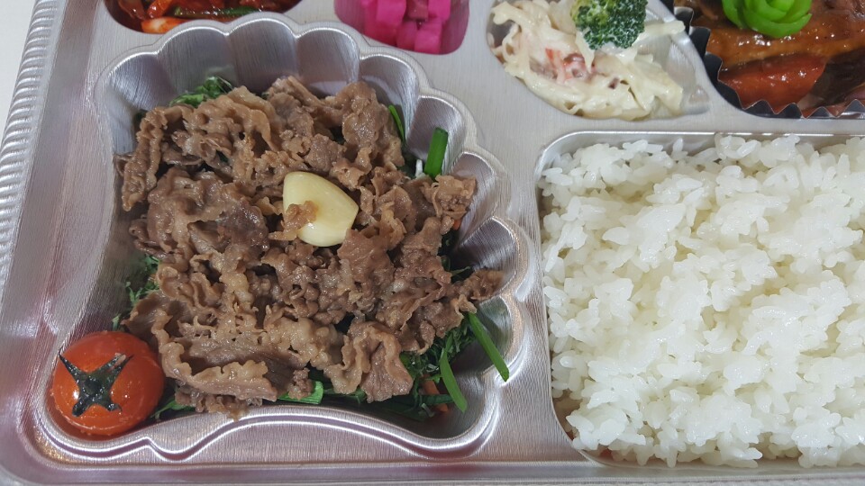 고기 어울리도록 방울 토마토를 구워서 올렸습니다. 앙증맞은 방울이