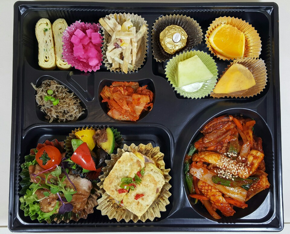 이번엔 오삼불고기가 메인입니다. 우리 주방장님은 볶음요리가 일품이예요. 불맛이 느껴지는 오삼입니다.