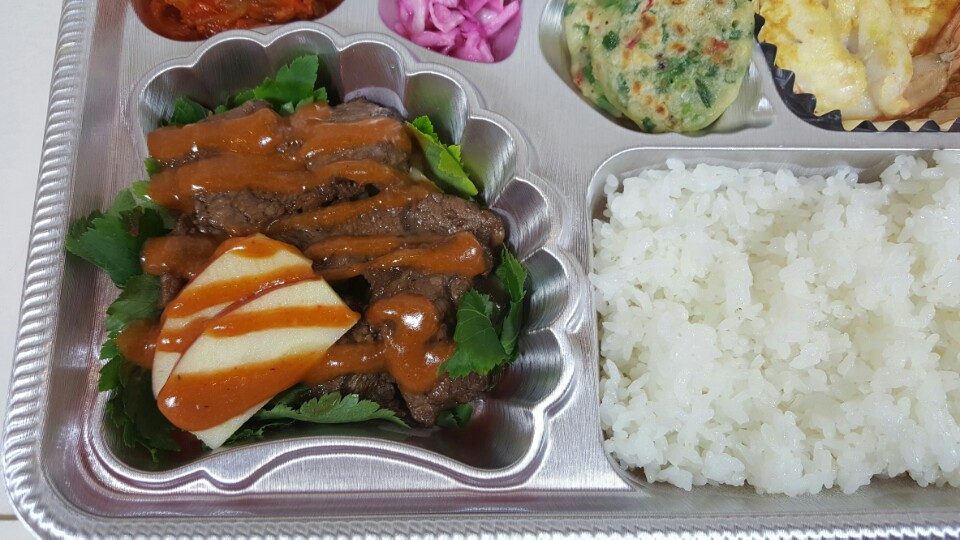 부채살 스테이크는 우메보시 소스를 뿌려드립니다. 제스트가 직접 만드는 특제 소스입니다. 정말 풍미가 깊고 맛이 좋습니다.