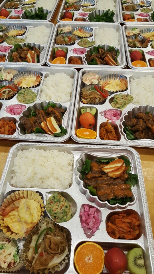 제스트는 고급화된 메뉴로 구성된 도시락을 단체 주문에 특화되어 있습니다. 특별한 행사나 귀한 모임에 제스트 도시락을 선택하여 주세요. 정말 후회 없을 것을 보장합니다. ^^