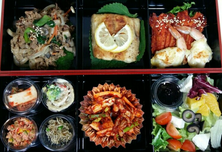 오늘의 조식도시락 살짝 보여드립니다. 찬합에 제공되어 일회용 용기가 좀 그런자리에서는 추천드립니다.