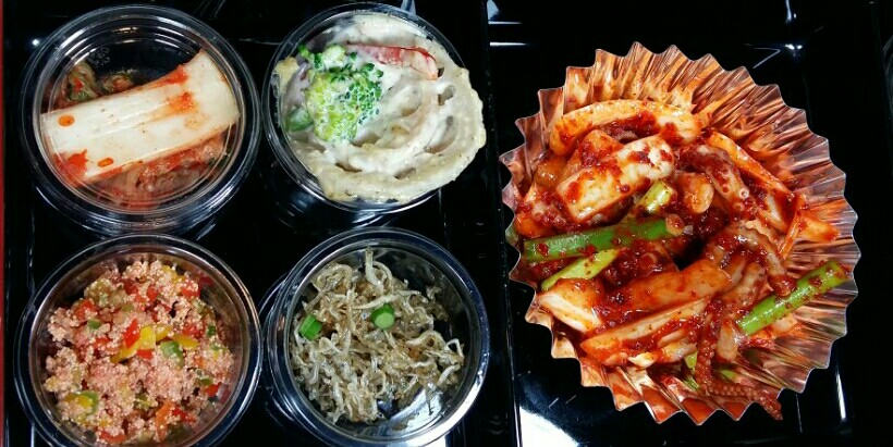 낙지무침과 파프리카 명란볶음, 연근 치즈 무침, 멸치로 빈반찬을 구성하였습니다.