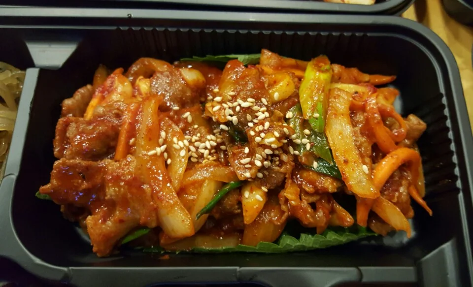 제스트 주방장님 자랑은 볶음요리가 일품이라는 것입니다. 어떻게 그렇게 잘 볶아 내시는지 물이 없이 볶아내어 양념이 고기에 쏙쏙 베어 있답니다.