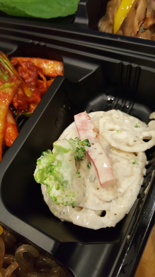 8000원짜리 도시락에서 찾아볼 수 없는 연근 치즈 무침 반찬입니다. 고소하고 아삭한 그맛!!! 언제든 연락 주세요~